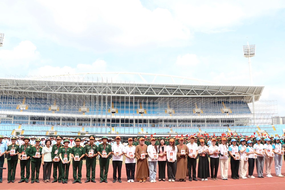 Chủ tịch Ủy ban MTTQ Việt Nam Thành phố thăm, động viên khối tham gia diễu hành A80- Ảnh 1.