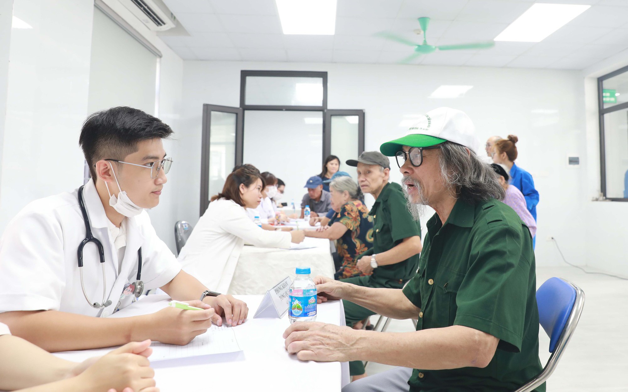Các bác sĩ khám bệnh cho người có công trên địa bàn phường Vĩnh Hưng