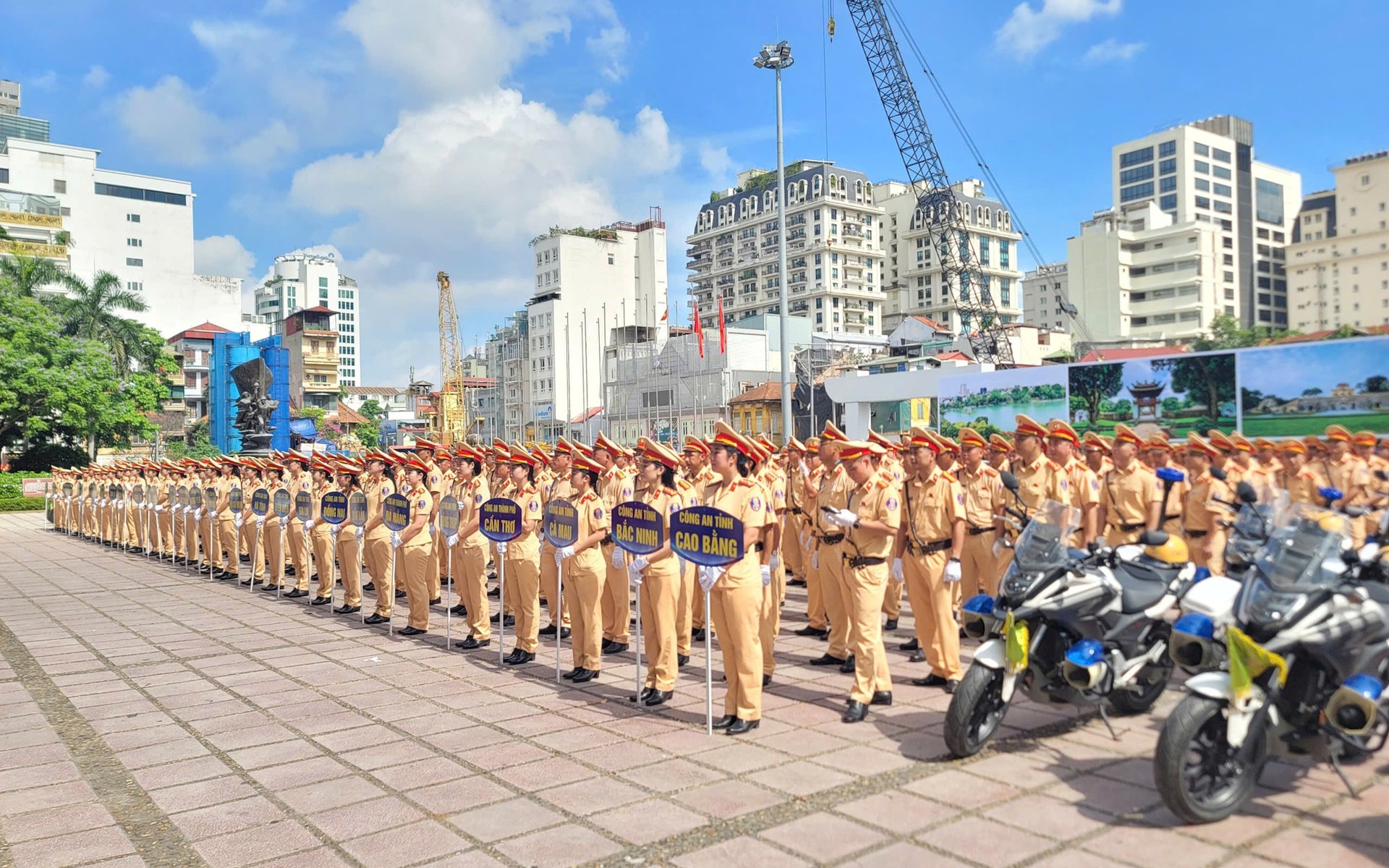 655 cán bộ, chiến sĩ cùng 64 phương tiện được tăng cường cho Hà Nội
