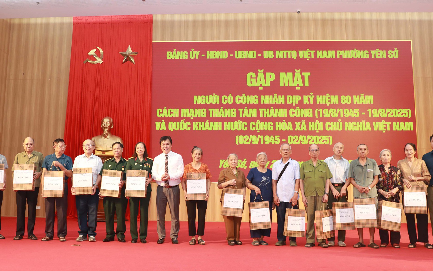 Chủ tịch UBND phường Yên Sở Vũ Tuấn Đạt trao quà tặng người có công