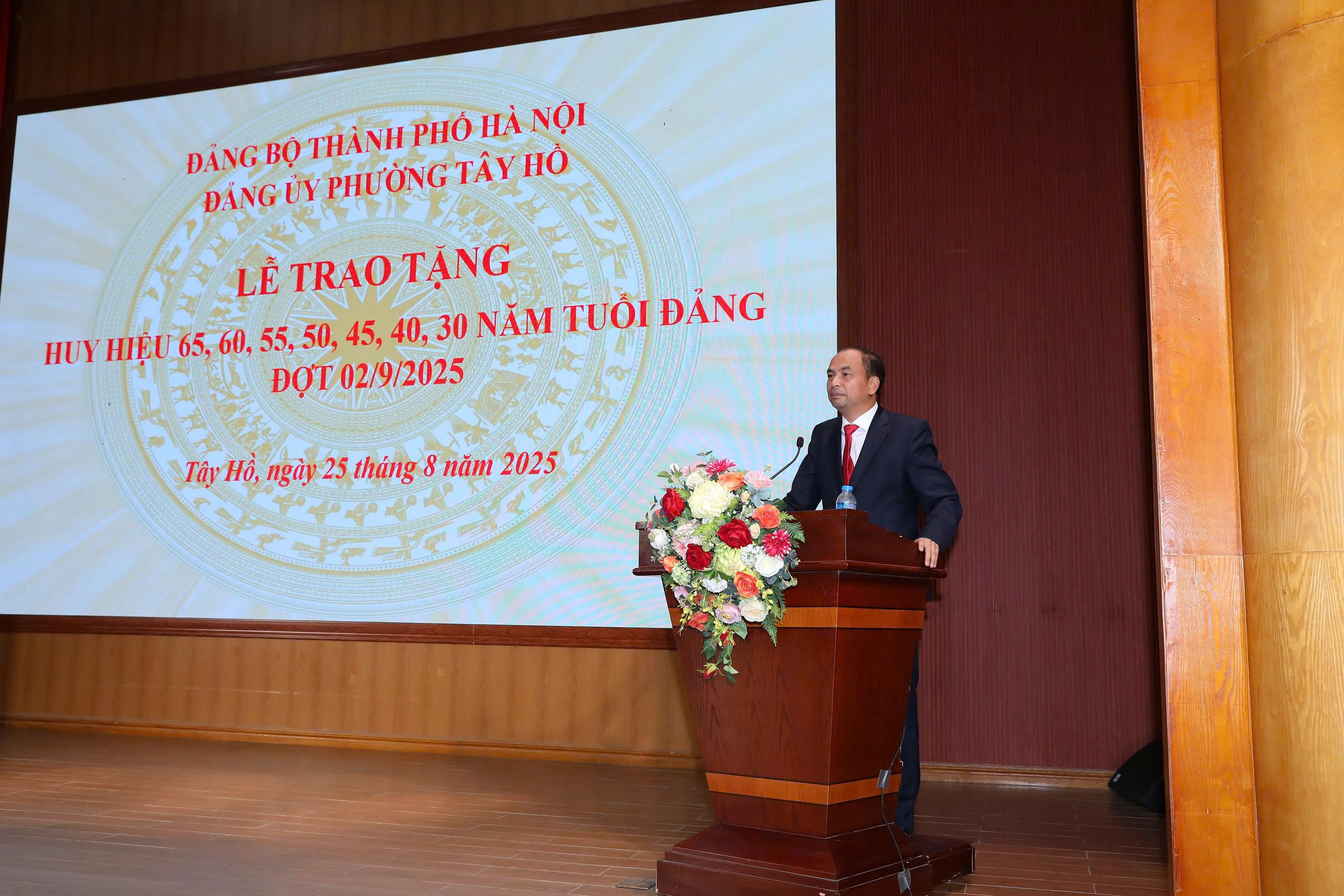 คณะกรรมการพรรคเขตเทย์โห่ได้รับรางวัลป้ายพรรคเมื่อวันที่ 2 กันยายน - ภาพที่ 4 Đảng bộ phường Tây Hồ trao Huy hiệu Đảng đợt 02/9- Ảnh 4.