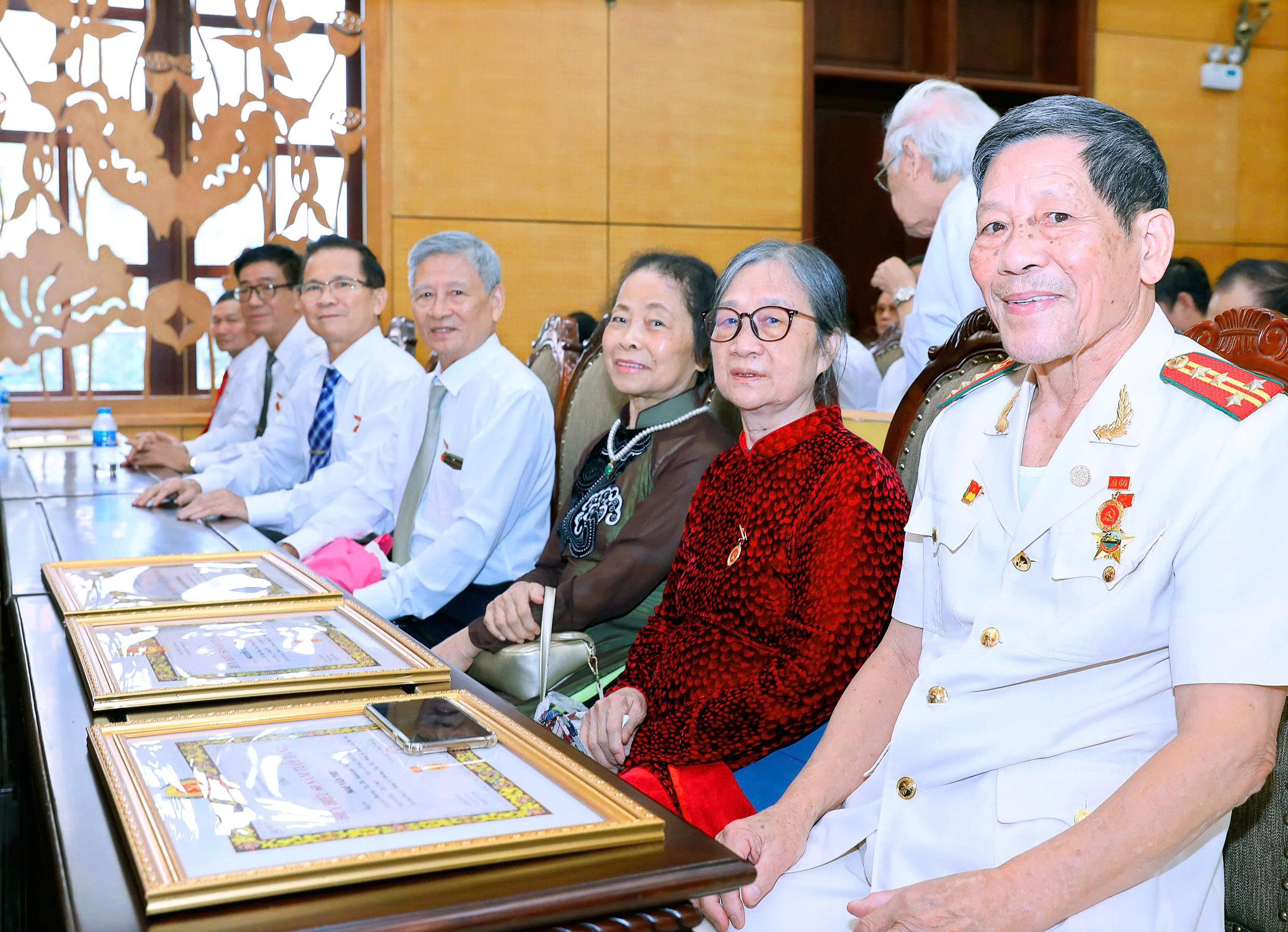 คณะกรรมการพรรคเขตเทย์โห่มอบเหรียญตราพรรคเมื่อวันที่ 2 กันยายน - ภาพที่ 3 Đảng bộ phường Tây Hồ trao Huy hiệu Đảng đợt 02/9- Ảnh 3.