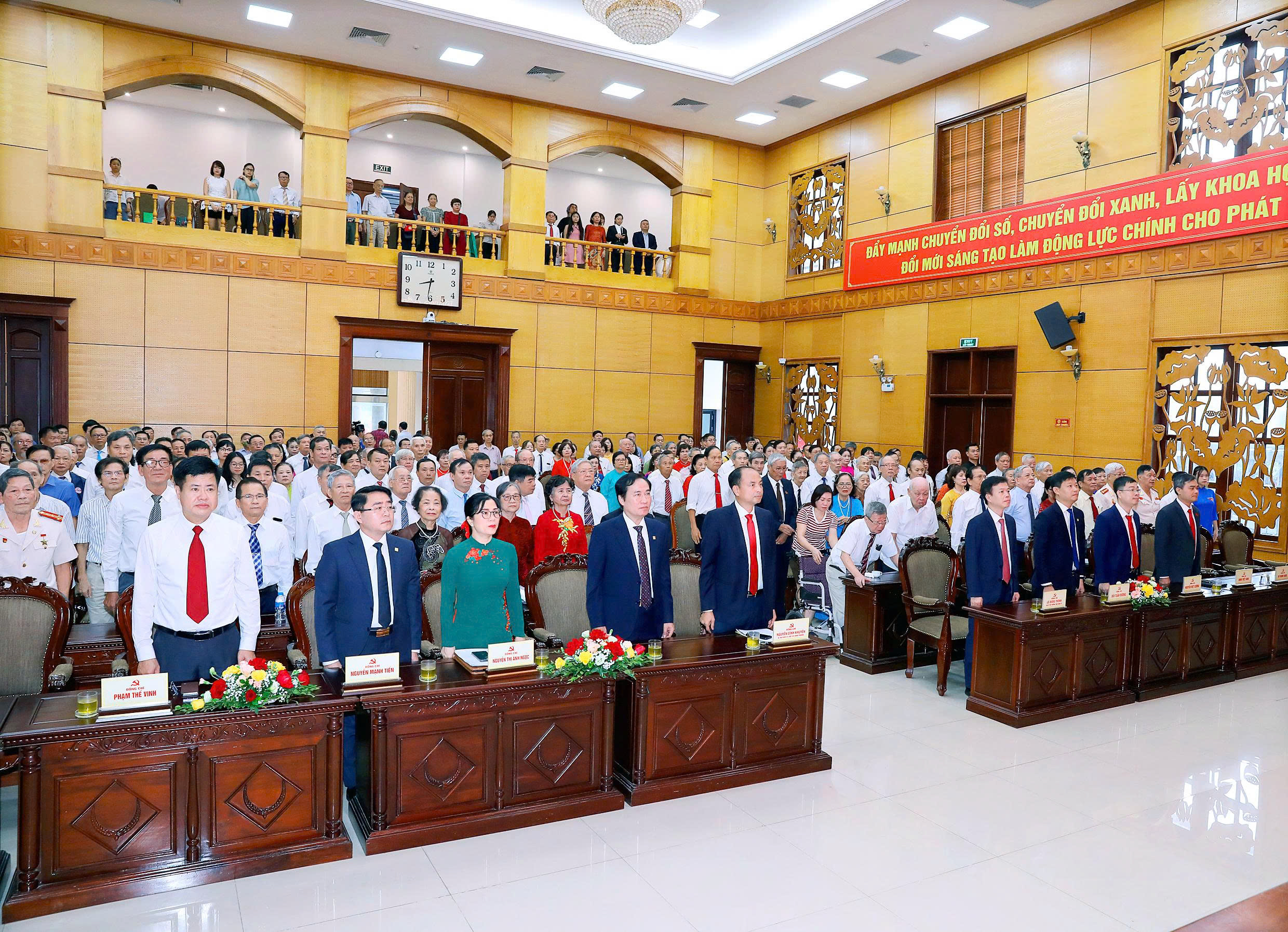 คณะกรรมการพรรคเขตเทย์โห่มอบเหรียญตราพรรคเมื่อวันที่ 2 กันยายน - รูปที่ 1 Đảng bộ phường Tây Hồ trao Huy hiệu Đảng đợt 02/9- Ảnh 1.