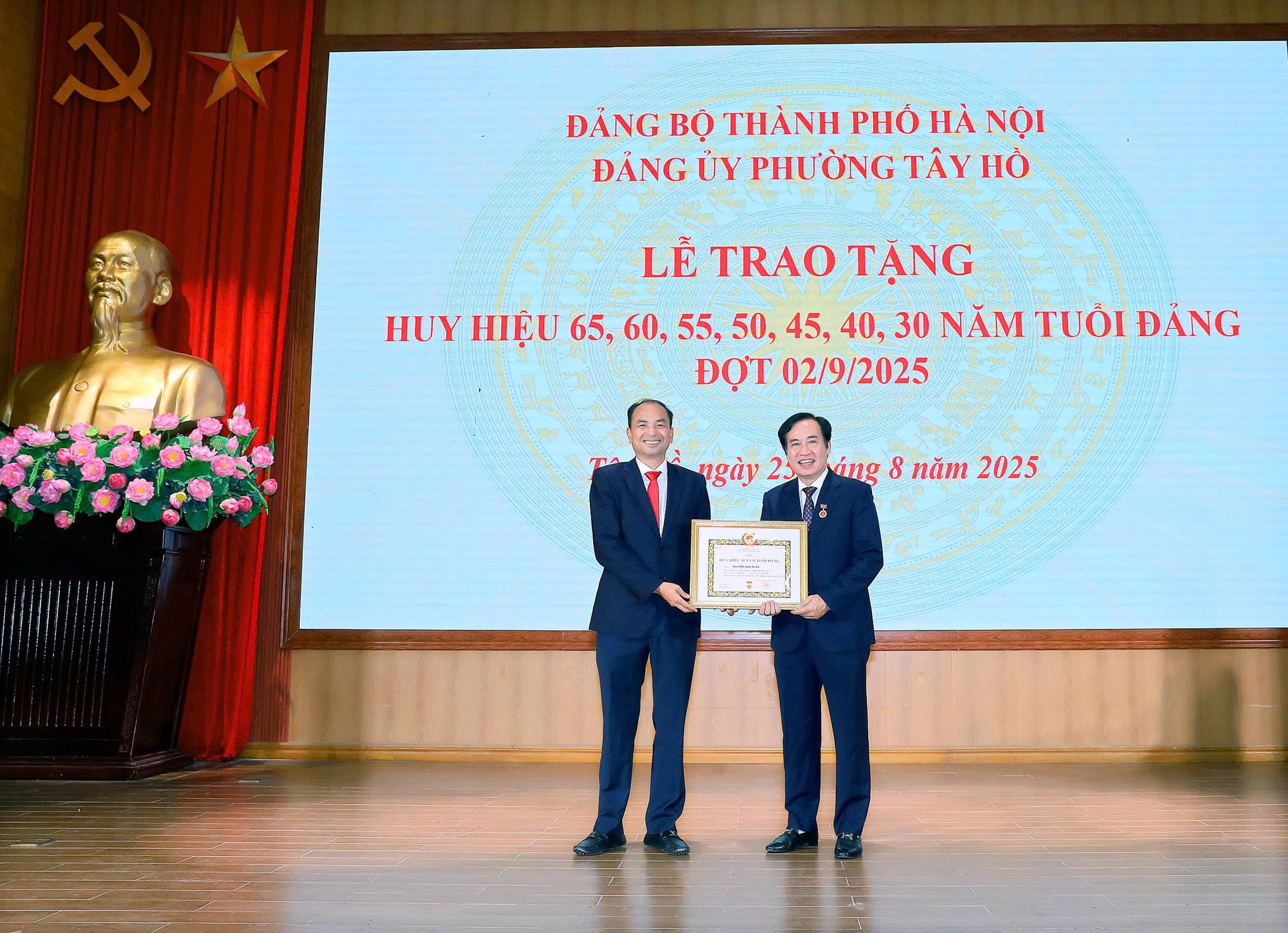 คณะกรรมการพรรคเขตเทย์โห่ได้รับรางวัลป้ายพรรคเมื่อวันที่ 2 กันยายน - รูปที่ 2 Đảng bộ phường Tây Hồ trao Huy hiệu Đảng đợt 02/9- Ảnh 2.