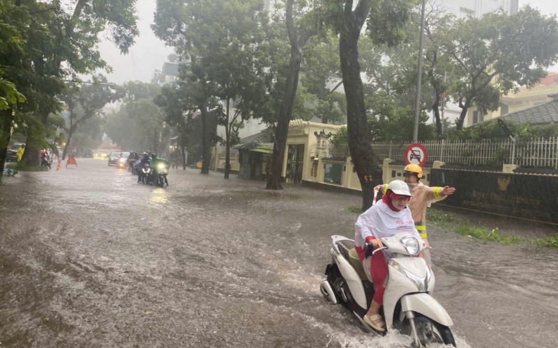 Đội CSGT số 1 ứng trực ở khu vực ngã tư Phan Bội Châu - Lý Thường Kiệt bị ngập sâu.
