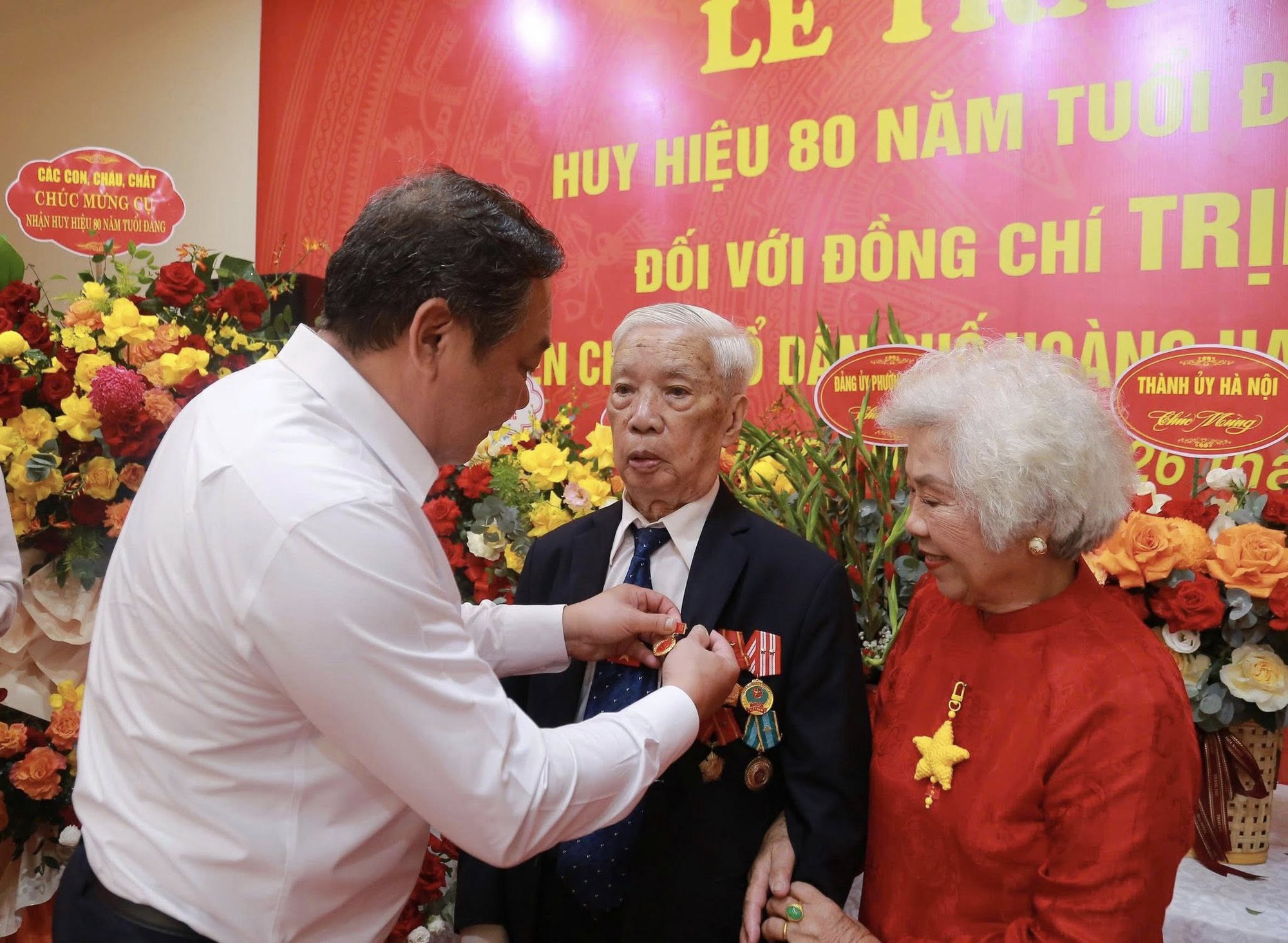 Phó Chủ tịch Thường trực UBND Thành phố Lê Hồng Sơn trao Huy hiệu 80 năm tuổi Đảng tặng đảng viên lão thành Trịnh Tiến Hòa- Ảnh 1.