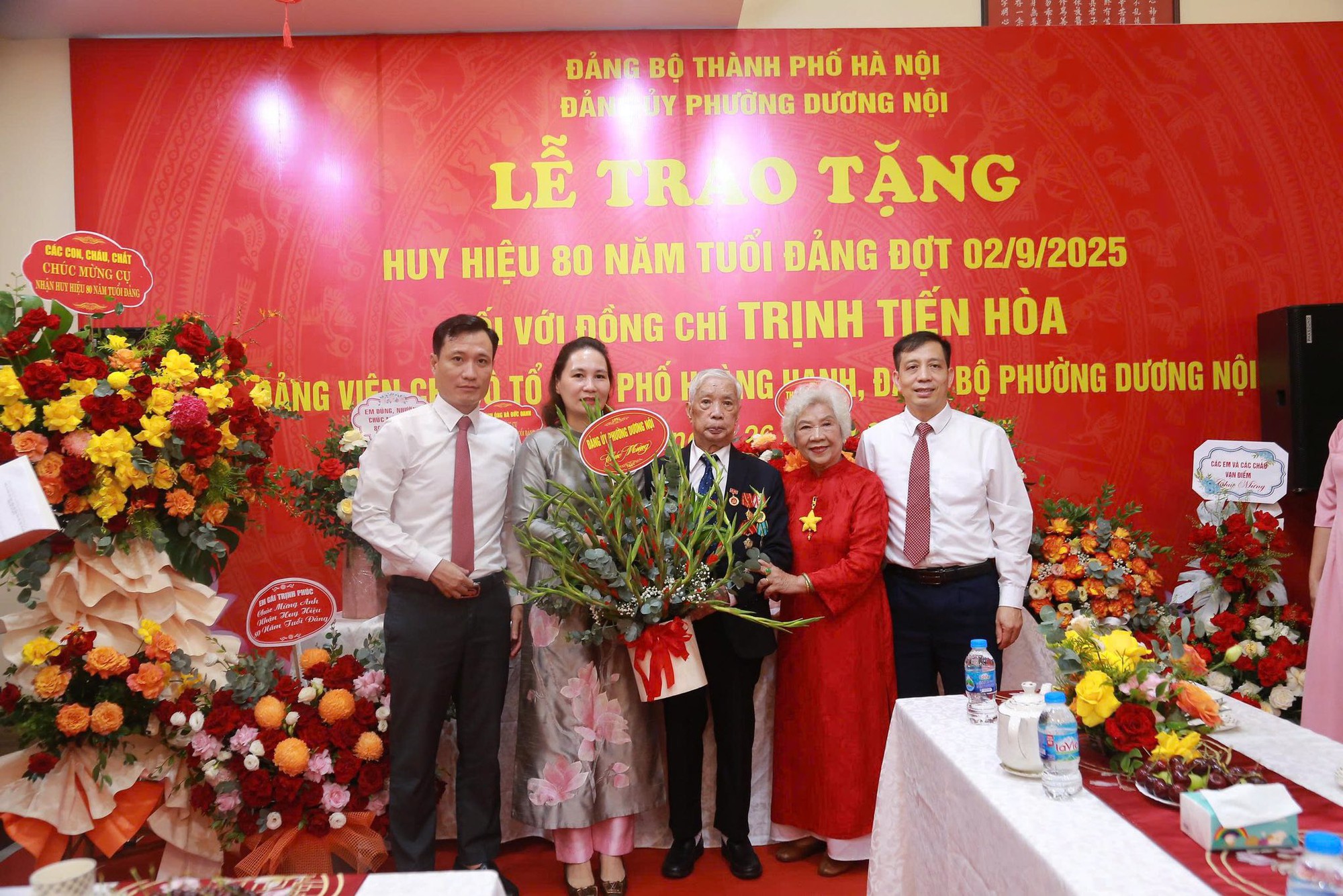 Phó Chủ tịch Thường trực UBND Thành phố Lê Hồng Sơn trao Huy hiệu 80 năm tuổi Đảng tặng đảng viên lão thành Trịnh Tiến Hòa- Ảnh 4.