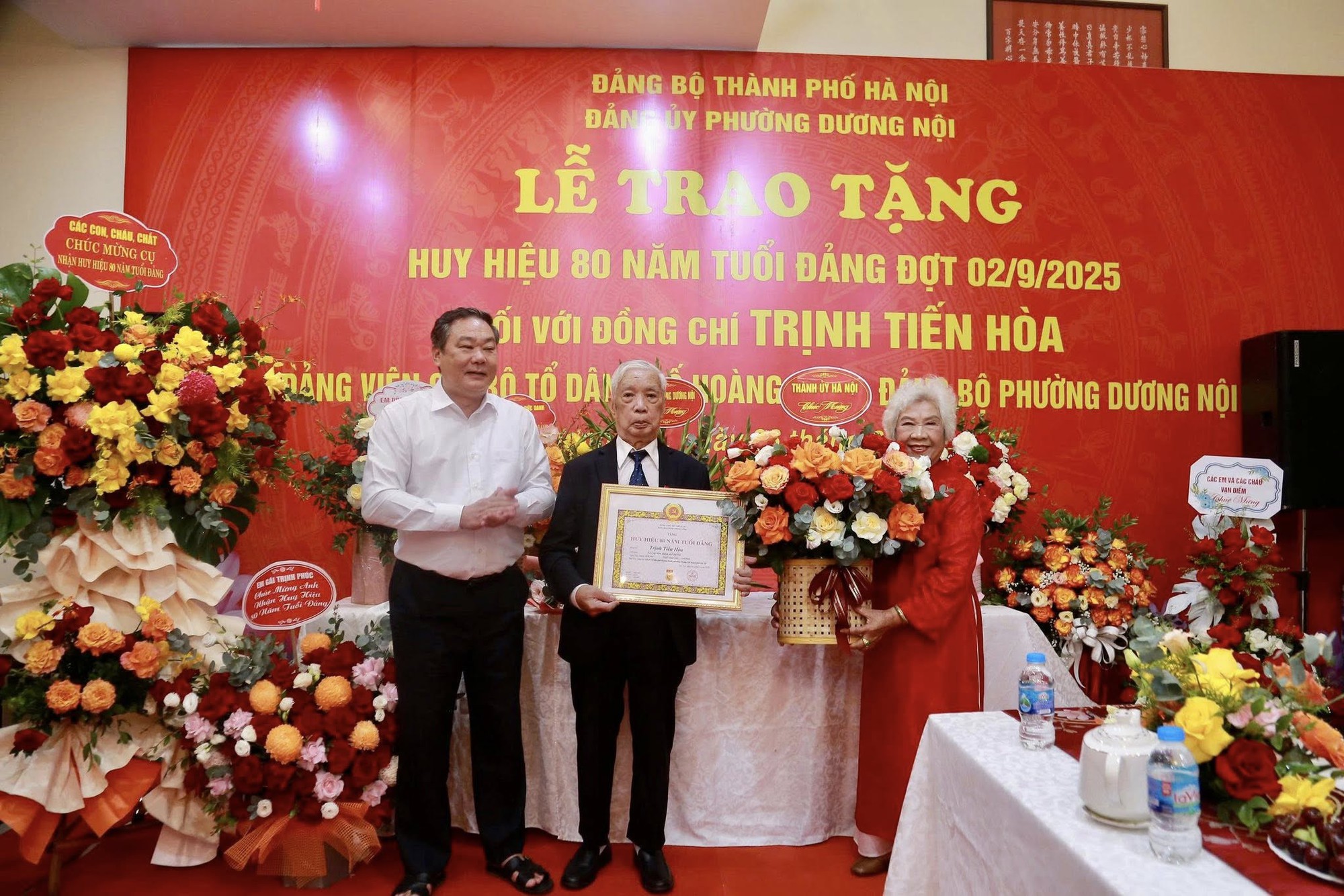 Phó Chủ tịch Thường trực UBND Thành phố Lê Hồng Sơn trao Huy hiệu 80 năm tuổi Đảng tặng đảng viên lão thành Trịnh Tiến Hòa- Ảnh 2.