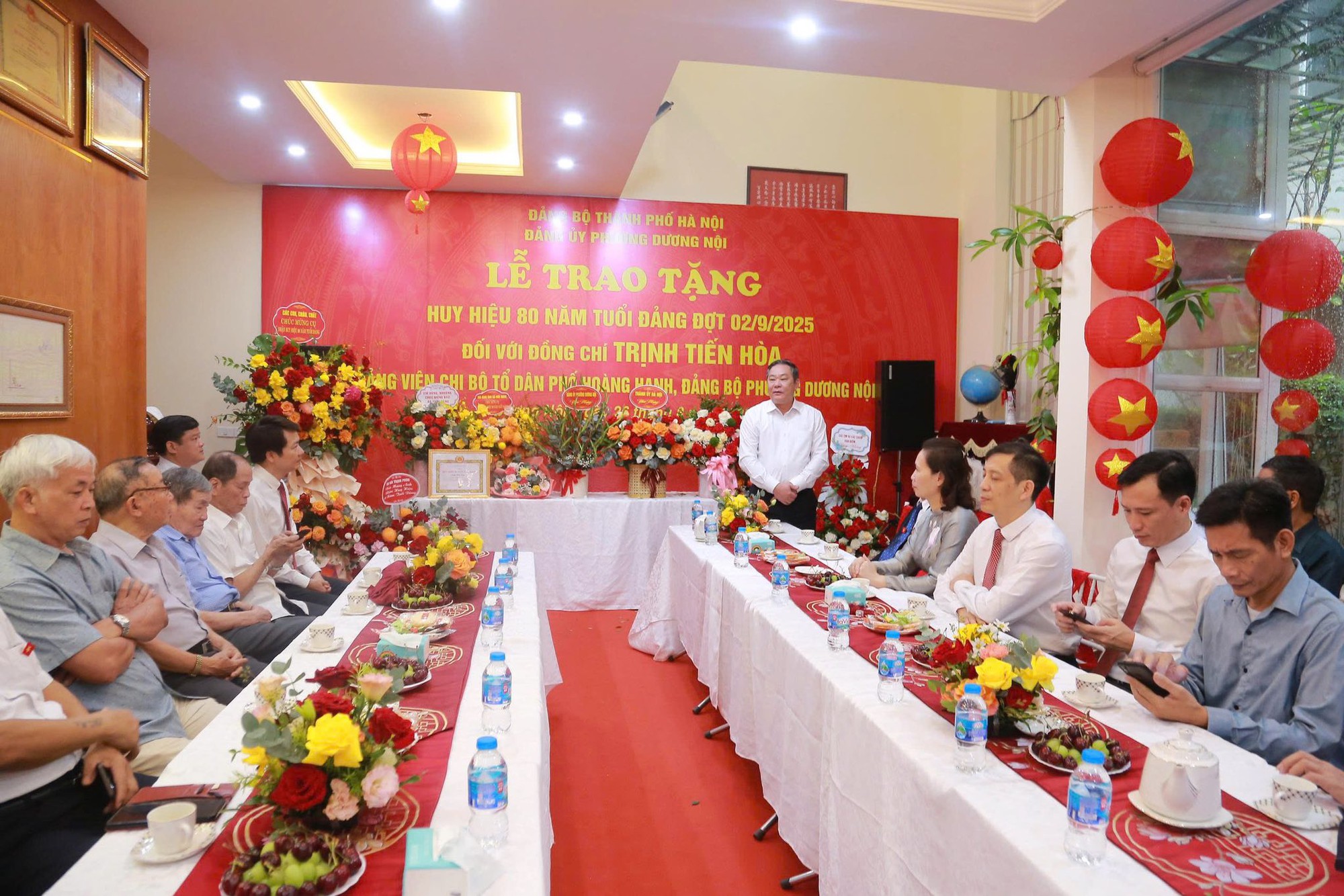 Phó Chủ tịch Thường trực UBND Thành phố Lê Hồng Sơn trao Huy hiệu 80 năm tuổi Đảng tặng đảng viên lão thành Trịnh Tiến Hòa- Ảnh 3.