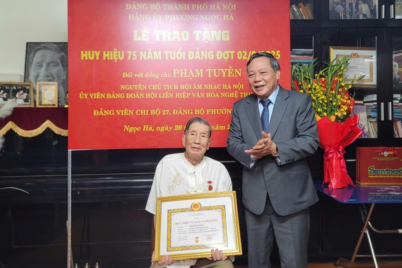 Trao Huy hiệu 75 năm tuổi Đảng tặng nhạc sĩ Phạm Tuyên- Ảnh 2.