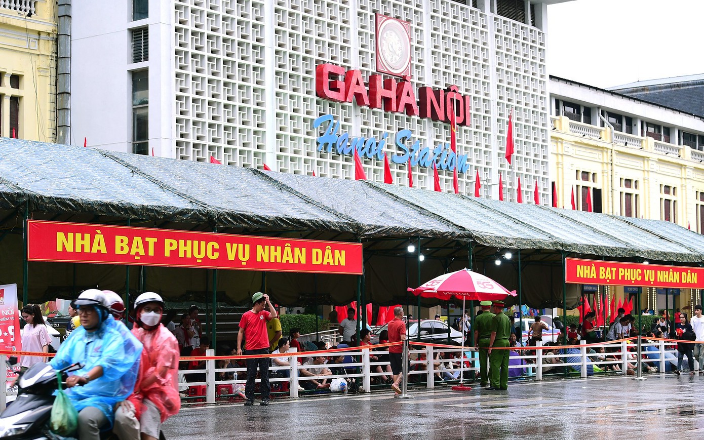 Lắp dựng 10 nhà bạt dã chiến phục vụ Nhân dân tham dự Lễ diễu binh, diễu hành A80