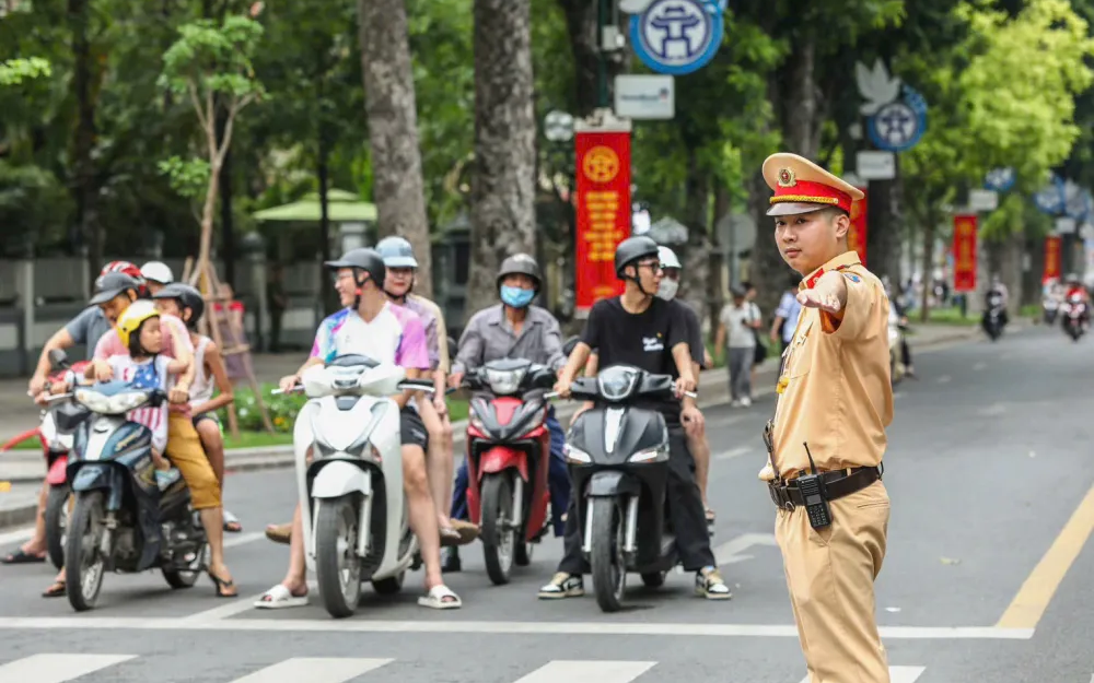 Công an Hà Nội phân luồng giao thông phục vụ Triển lãm thành tựu kinh tế - xã hội.