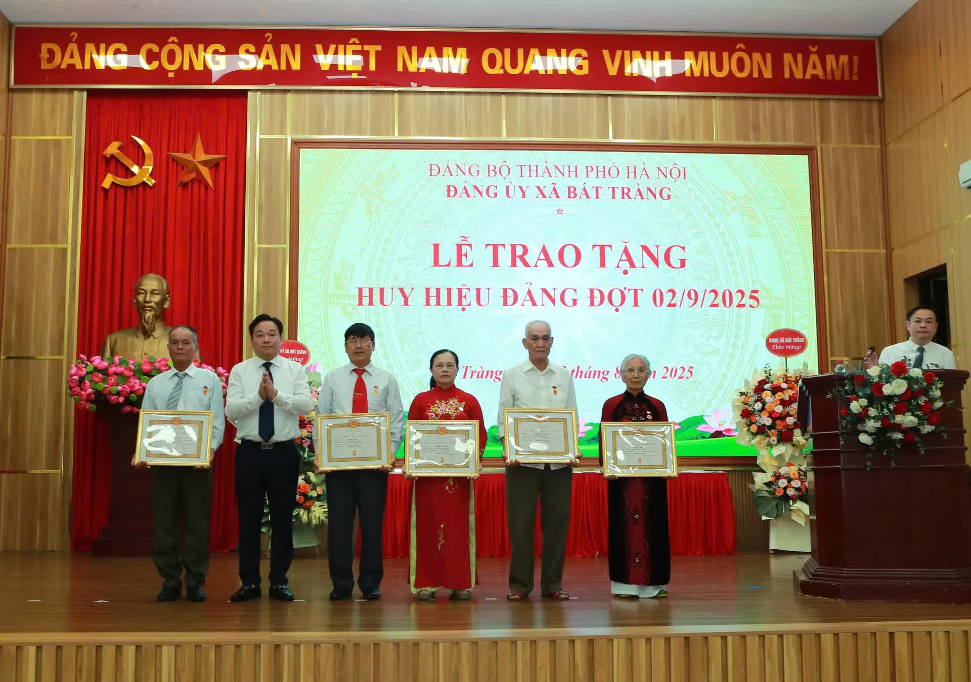 Chủ nhiệm Ủy ban Kiểm tra Thành ủy Hoàng Trọng Quyết trao Huy hiệu Đảng tại xã Bát Tràng- Ảnh 3.