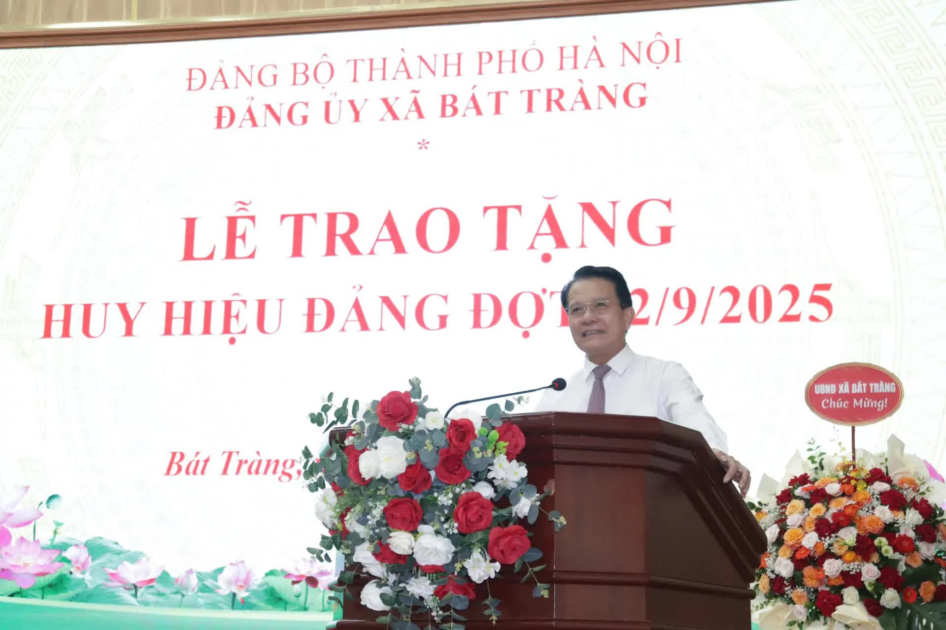 Chủ nhiệm Ủy ban Kiểm tra Thành ủy Hoàng Trọng Quyết trao Huy hiệu Đảng tại xã Bát Tràng- Ảnh 4.