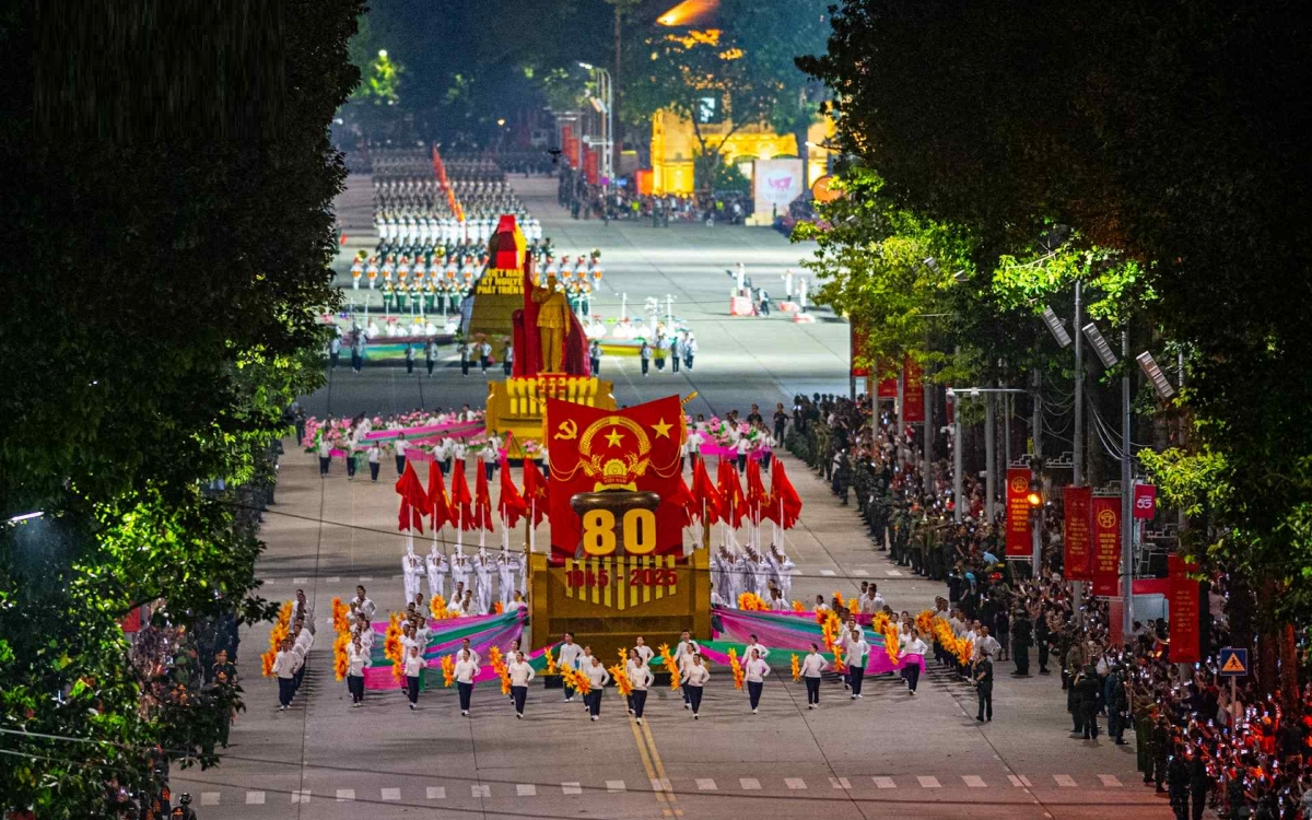 Trong ảnh, buổi Tổng hợp luyện diễu binh, diễu hành lần 2 (tối 24/8)