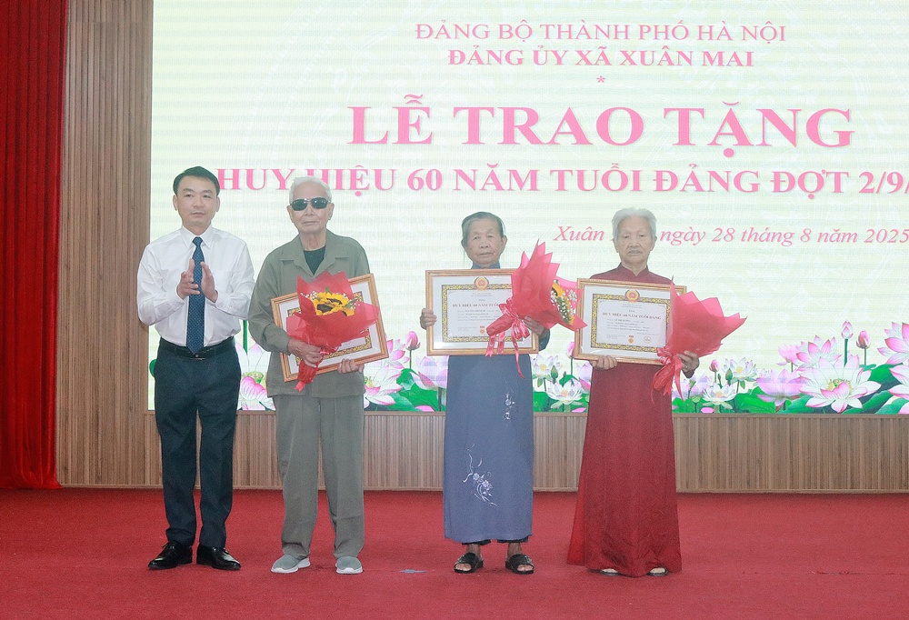 69 đảng viên Đảng bộ xã Xuân Mai vinh dự nhận Huy hiệu Đảng đợt 2/9- Ảnh 1.
