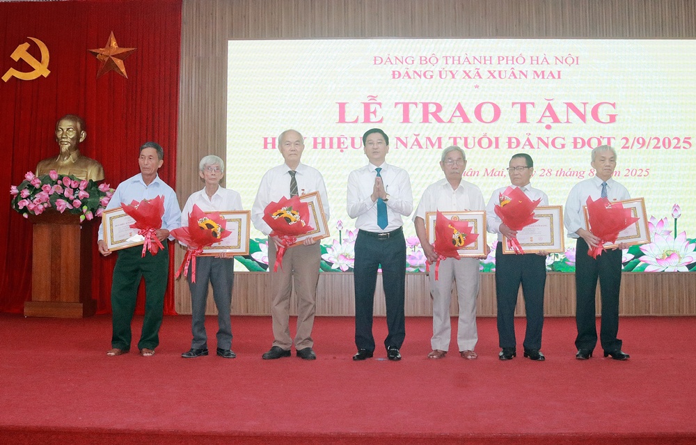 69 đảng viên Đảng bộ xã Xuân Mai vinh dự nhận Huy hiệu Đảng đợt 2/9- Ảnh 2.