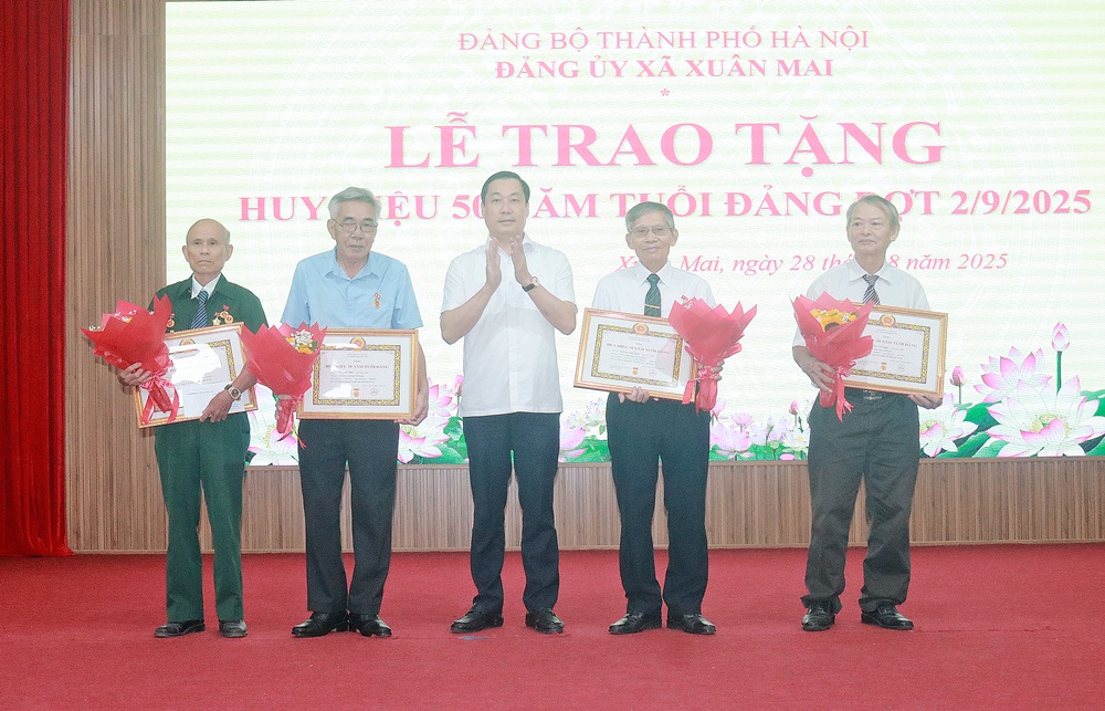 69 đảng viên Đảng bộ xã Xuân Mai vinh dự nhận Huy hiệu Đảng đợt 2/9- Ảnh 3.