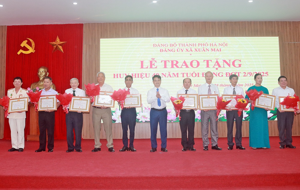 69 đảng viên Đảng bộ xã Xuân Mai vinh dự nhận Huy hiệu Đảng đợt 2/9- Ảnh 4.
