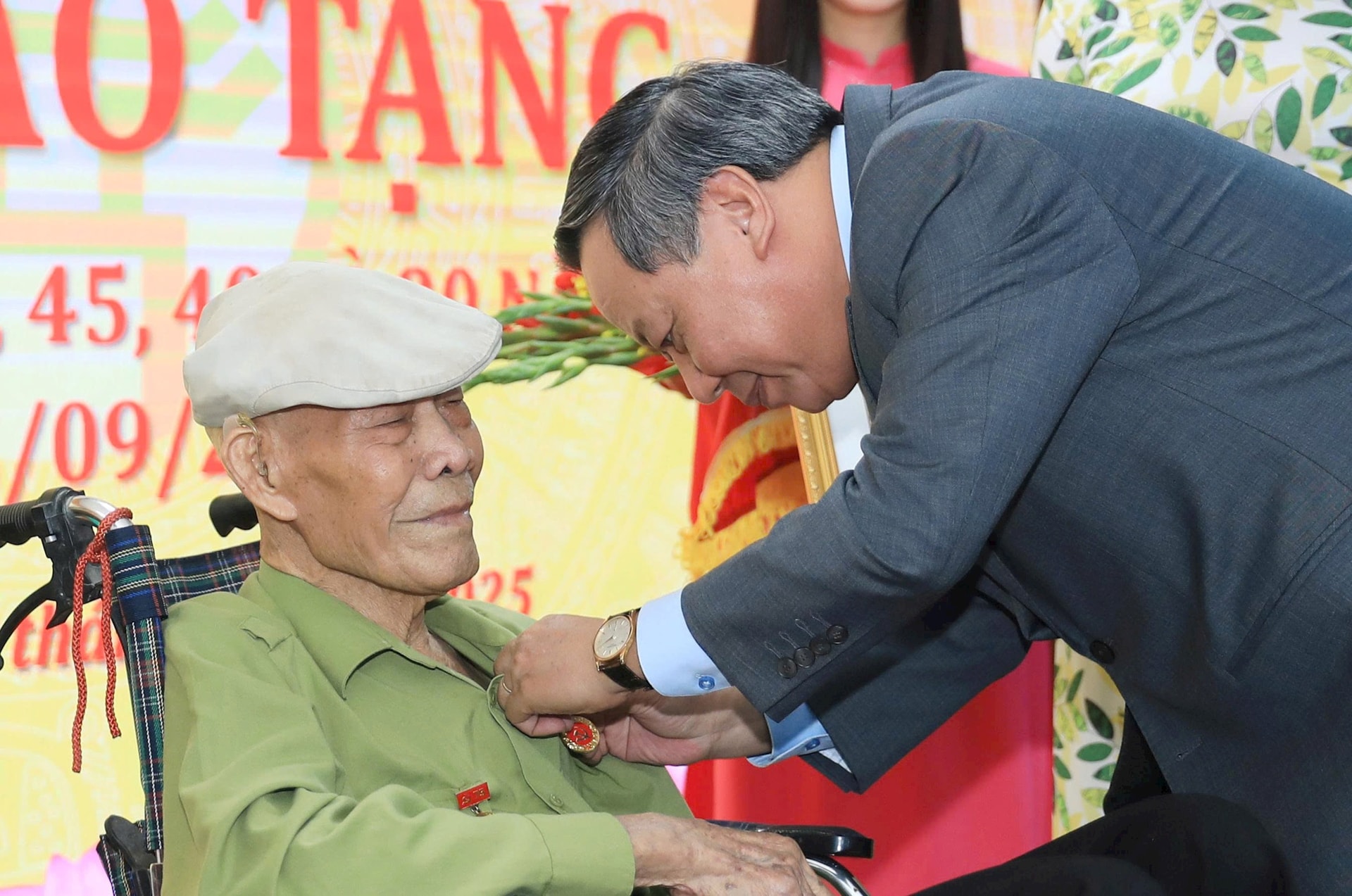 Phó Bí thư Thường trực Thành ủy Hà Nội trao Huy hiệu Đảng tại phường Ba Đình- Ảnh 2.