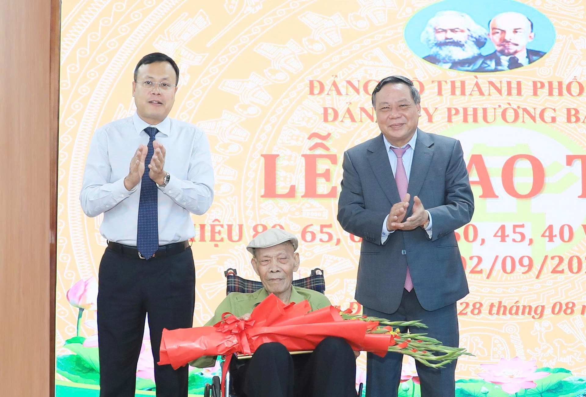 Phó Bí thư Thường trực Thành ủy Hà Nội trao Huy hiệu Đảng tại phường Ba Đình- Ảnh 1.