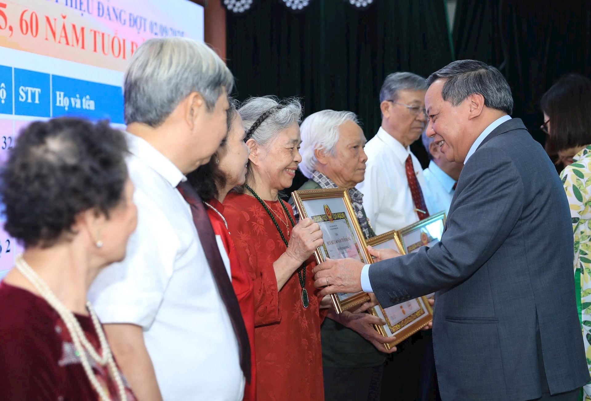 Phó Bí thư Thường trực Thành ủy Hà Nội trao Huy hiệu Đảng tại phường Ba Đình- Ảnh 3.