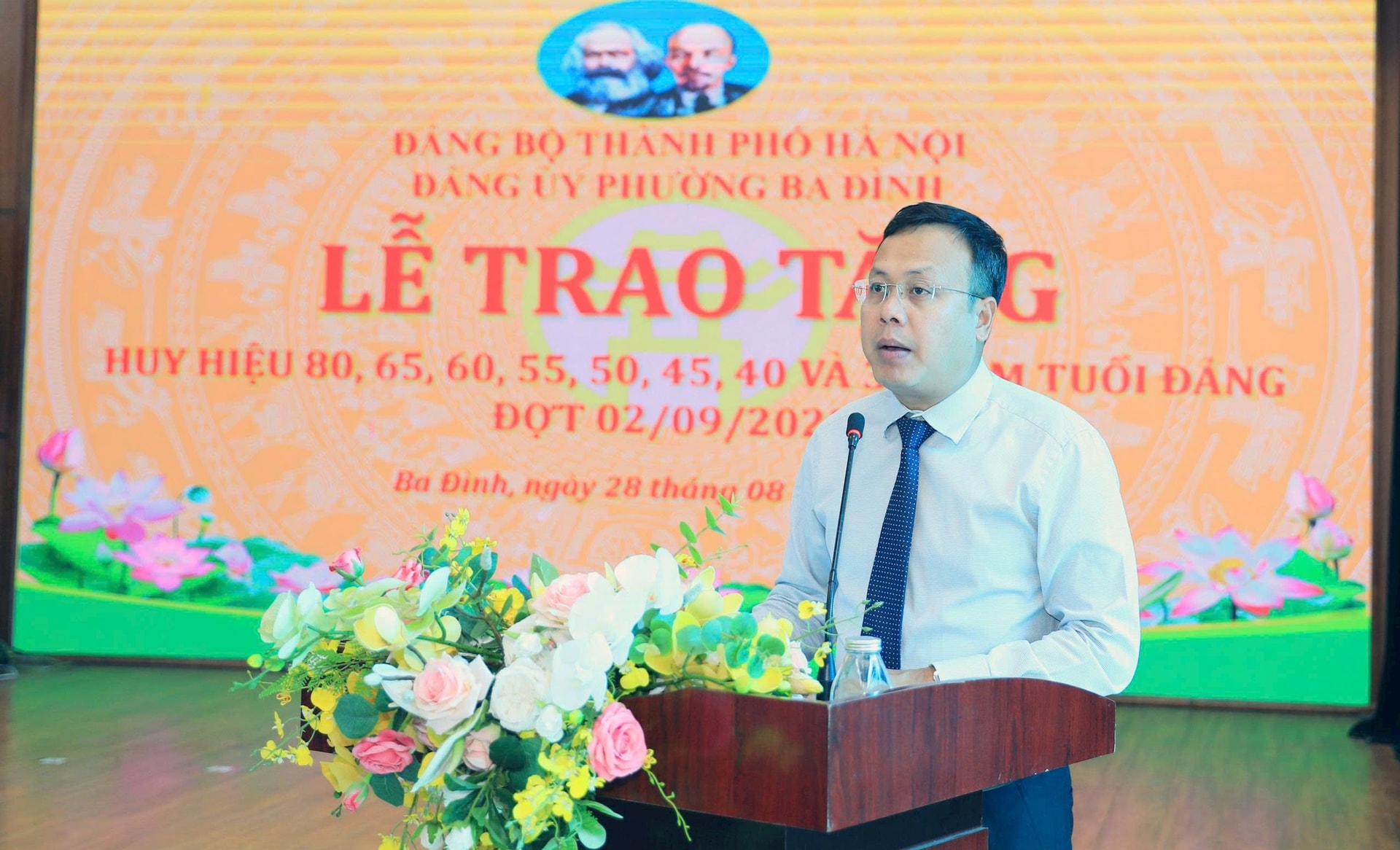 Phó Bí thư Thường trực Thành ủy Hà Nội trao Huy hiệu Đảng tại phường Ba Đình- Ảnh 5.