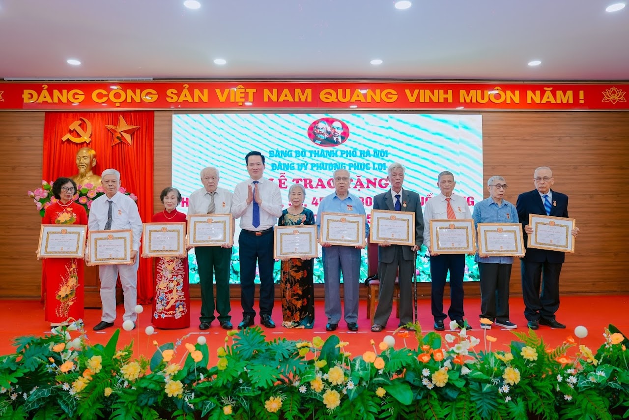 Trao Huy hiệu 80 năm tuổi Đảng tặng đồng chí Nguyễn Trọng Đối- Ảnh 4.