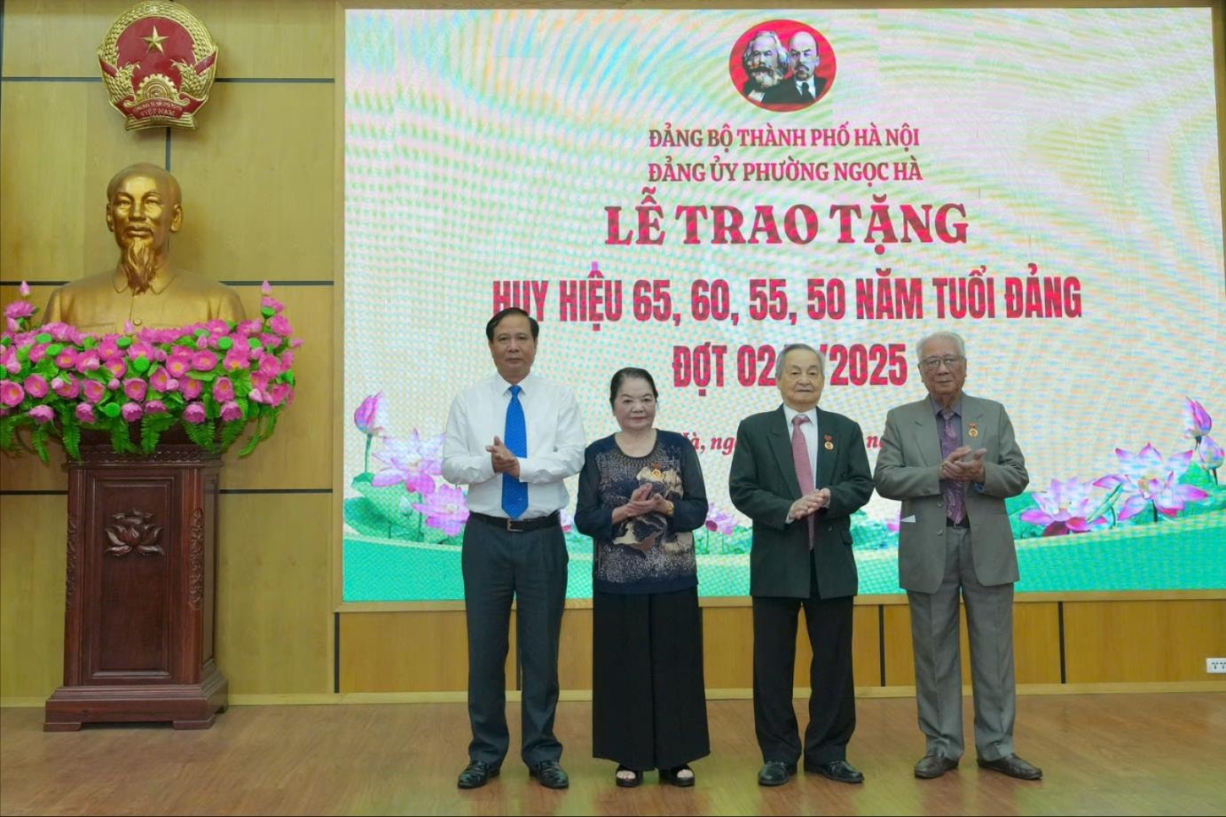 226 đảng viên phường Ngọc Hà nhận Huy hiệu Đảng đợt 2/9- Ảnh 1.