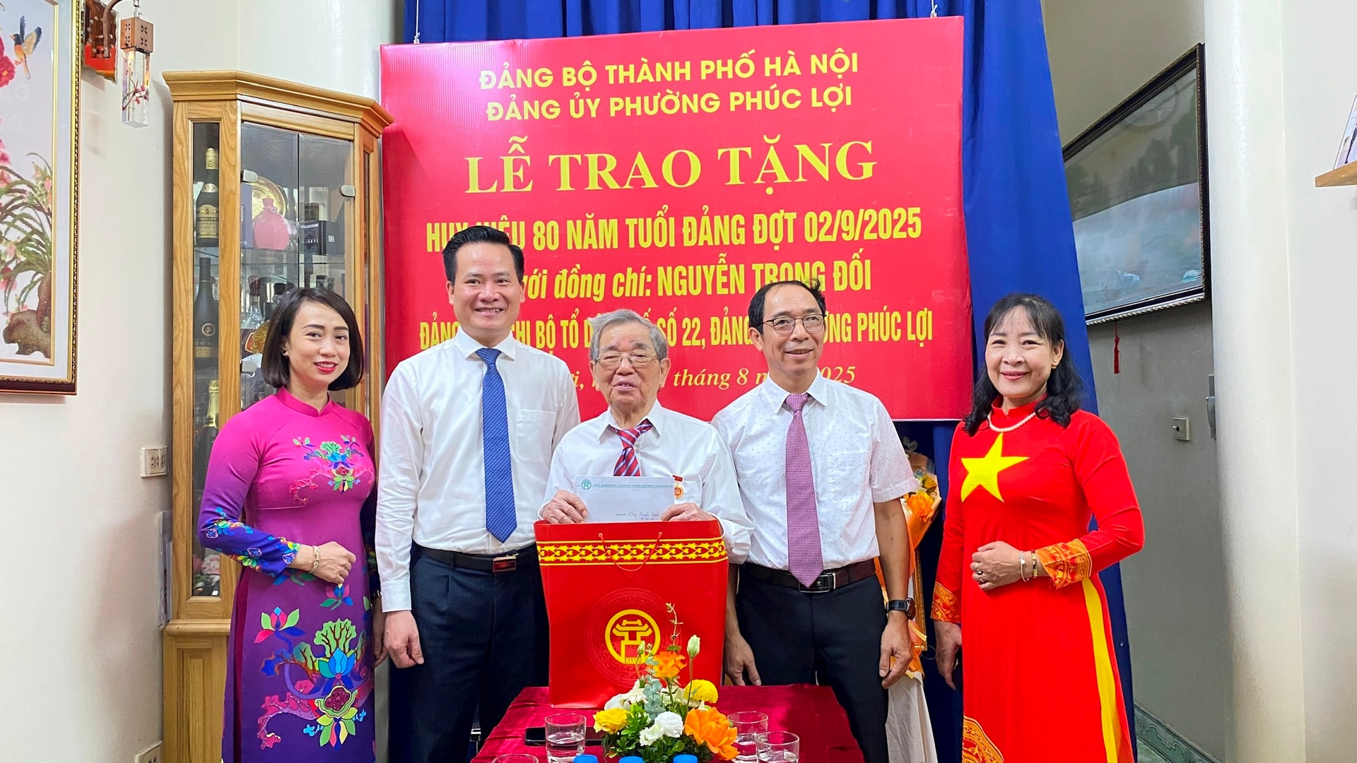 Trao Huy hiệu 80 năm tuổi Đảng tặng đồng chí Nguyễn Trọng Đối- Ảnh 2.