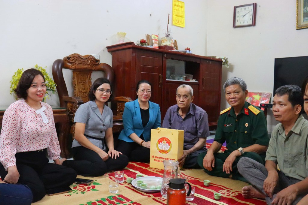 Đem niềm vui của "Ngày hội non sông" đến với những đoàn viên, hội viên Thủ đô có hoàn cảnh đặc biệt khó khăn- Ảnh 1.