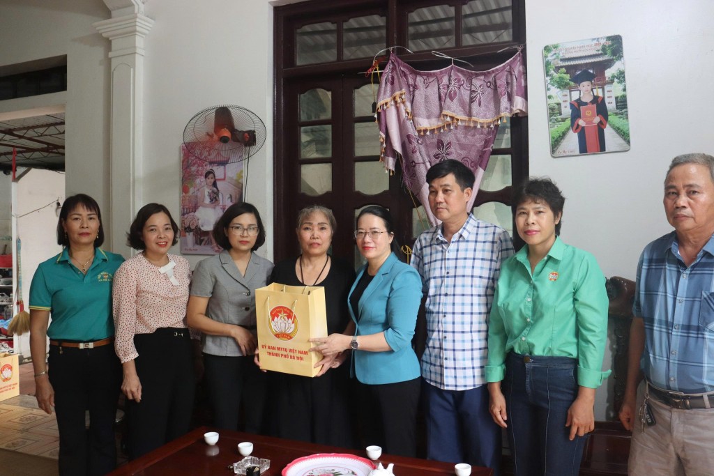 Đem niềm vui của "Ngày hội non sông" đến với những đoàn viên, hội viên Thủ đô có hoàn cảnh đặc biệt khó khăn- Ảnh 2.