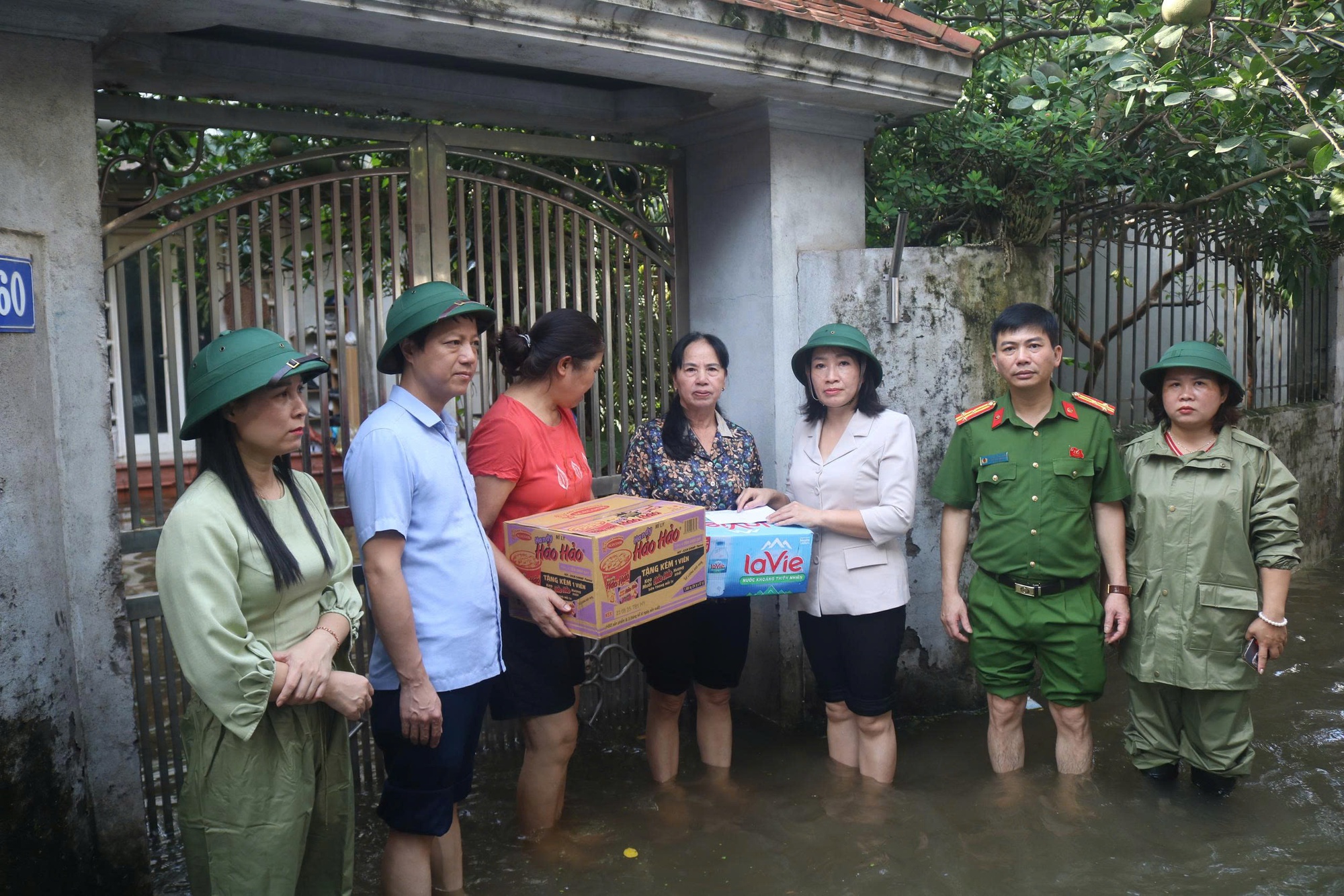 Lãnh đạo phường Tây Mỗ thăm hỏi, hỗ trợ các hộ dân bị ảnh hưởng do bão số 5- Ảnh 3.