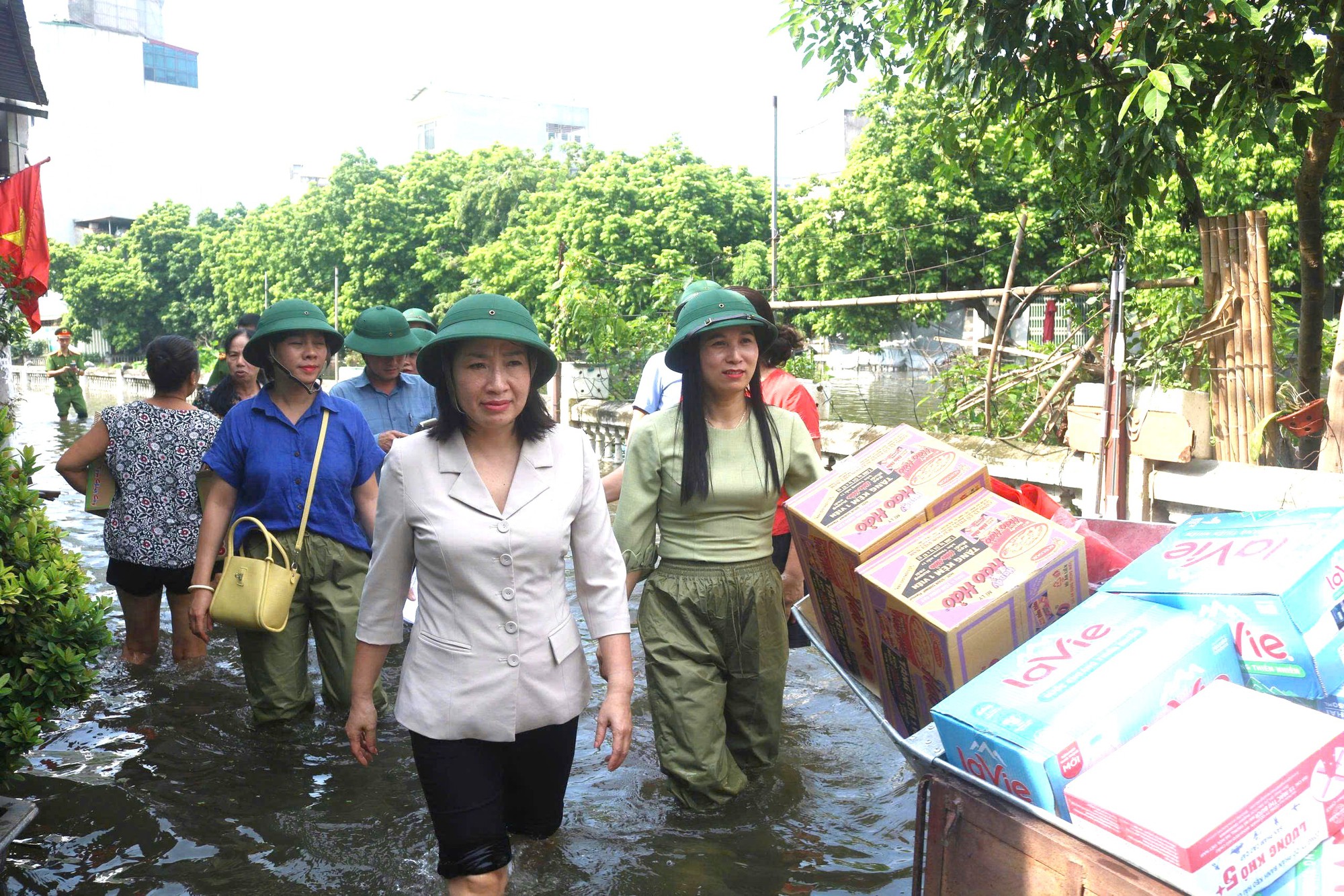 Lãnh đạo phường Tây Mỗ thăm hỏi, hỗ trợ các hộ dân bị ảnh hưởng do bão số 5- Ảnh 1.