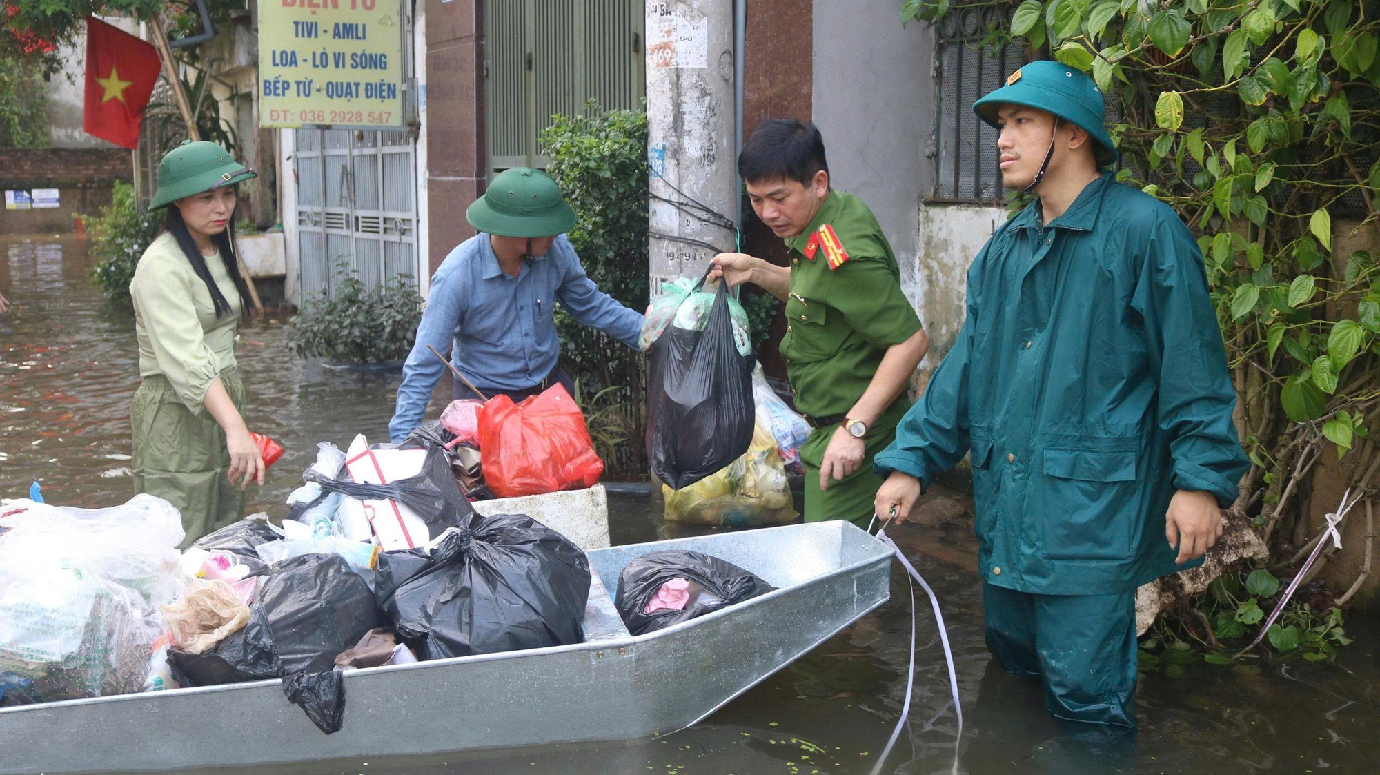 Lãnh đạo phường Tây Mỗ thăm hỏi, hỗ trợ các hộ dân bị ảnh hưởng do bão số 5- Ảnh 8.