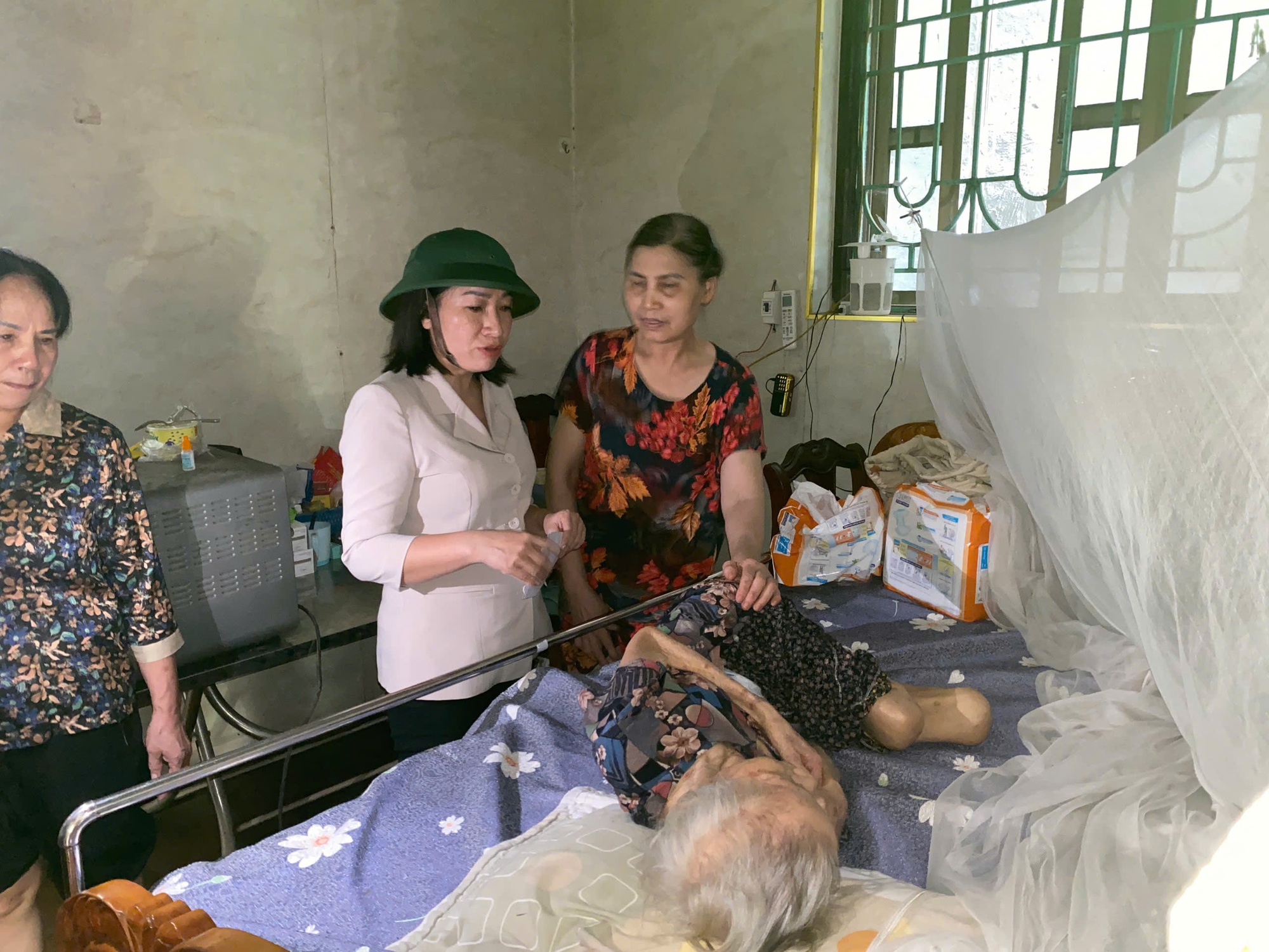 Lãnh đạo phường Tây Mỗ thăm hỏi, hỗ trợ các hộ dân bị ảnh hưởng do bão số 5- Ảnh 2.