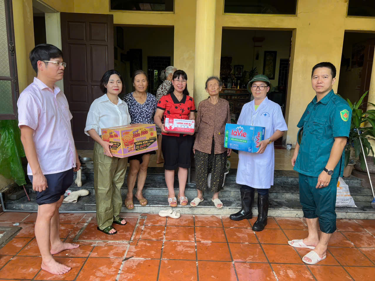 Lãnh đạo phường Tây Mỗ thăm hỏi, hỗ trợ các hộ dân bị ảnh hưởng do bão số 5- Ảnh 4.
