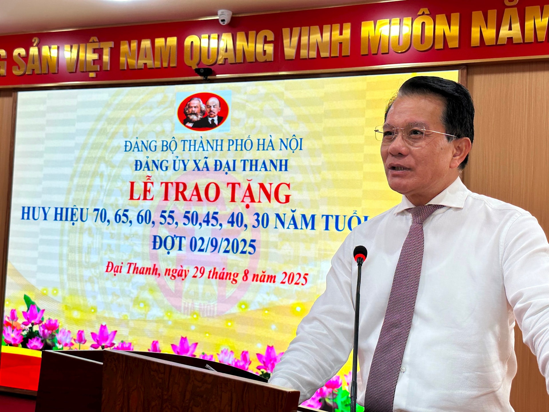 Chủ nhiệm Ủy ban Kiểm tra Thành ủy Hoàng Trọng Quyết trao Huy hiệu Đảng tại xã Đại Thanh- Ảnh 1.