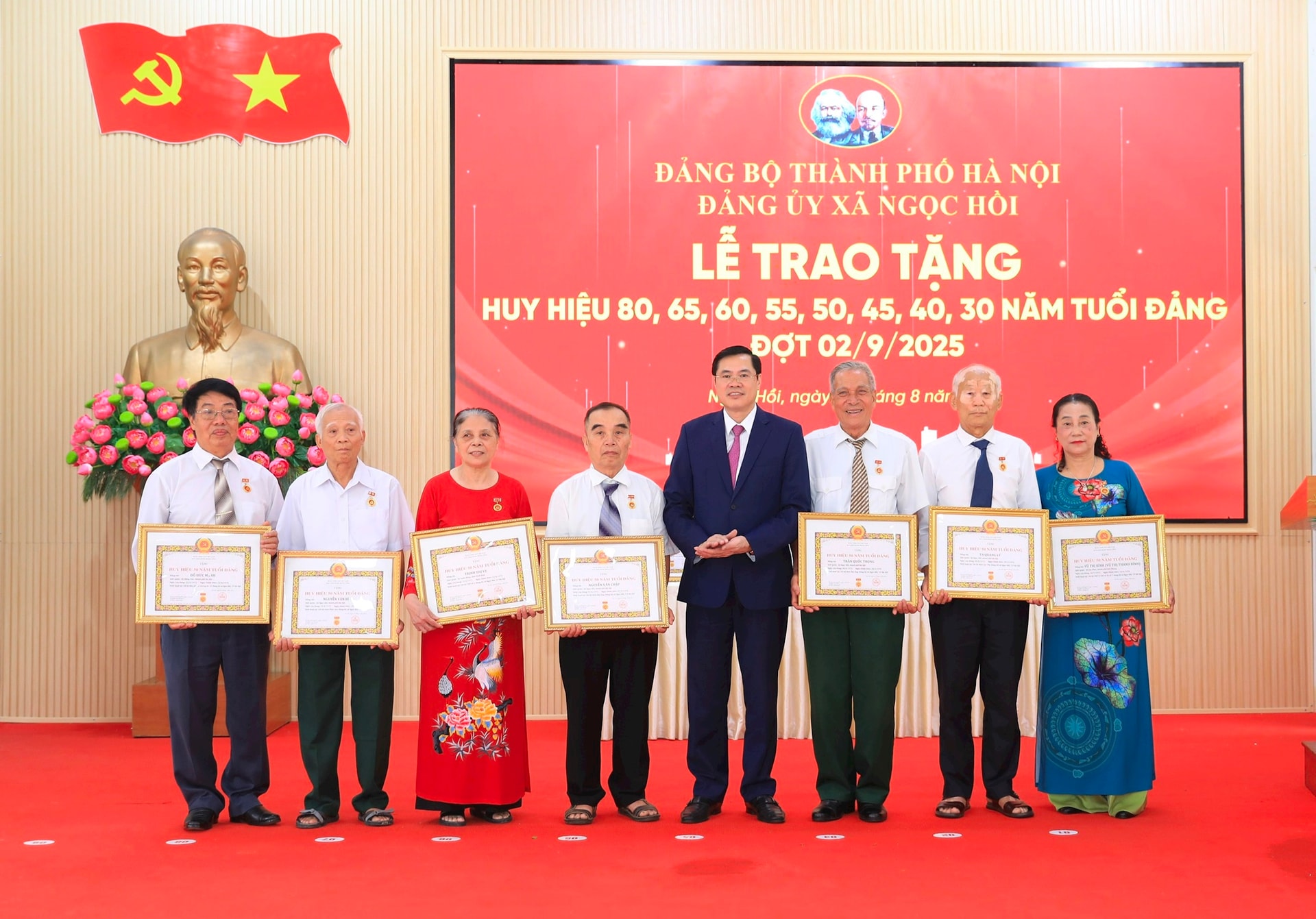 Phó Bí thư Thường trực Thành ủy Nguyễn Văn Phong trao Huy hiệu Đảng tại xã Ngọc Hồi- Ảnh 4.