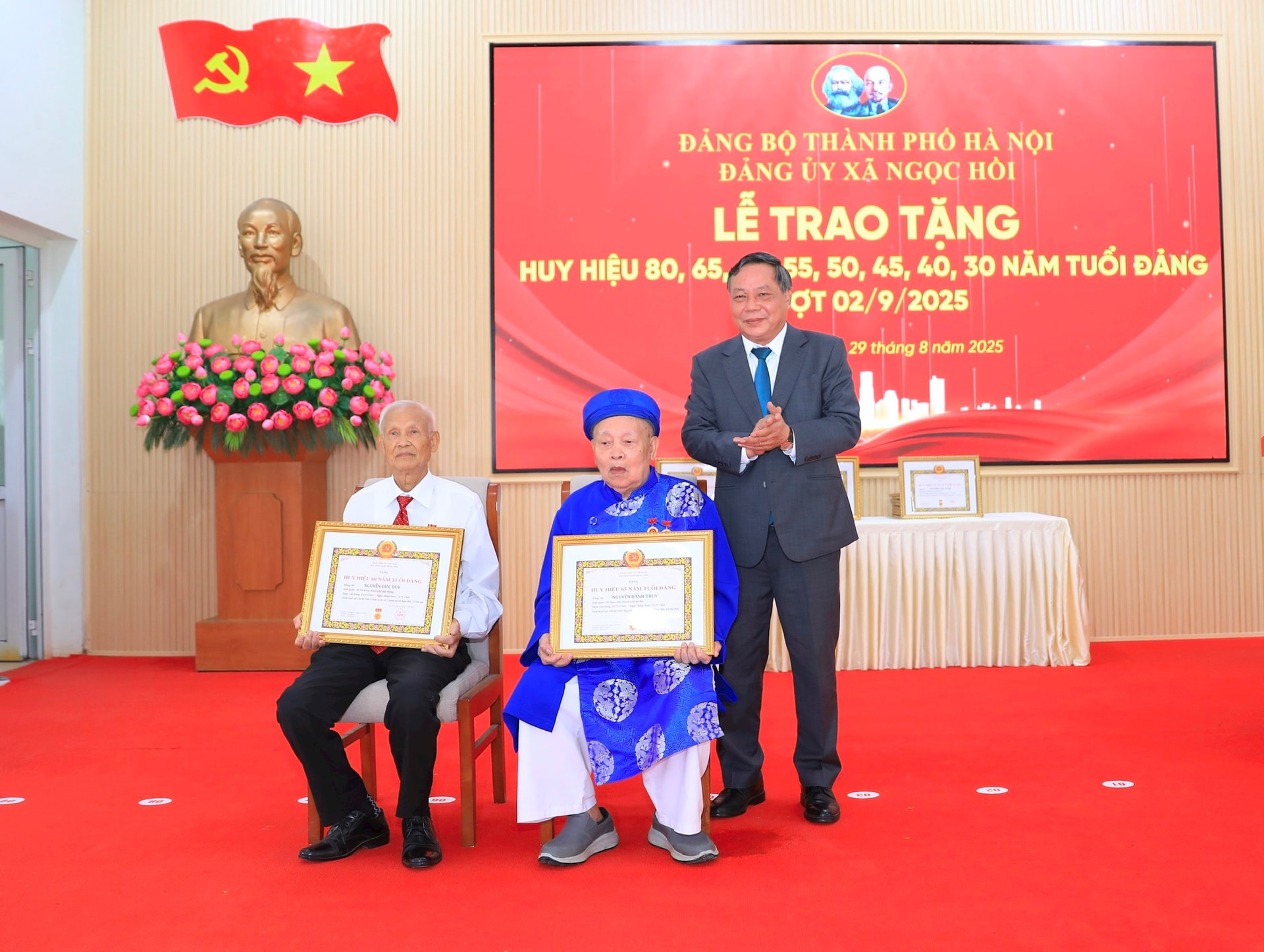 Phó Bí thư Thường trực Thành ủy Nguyễn Văn Phong trao Huy hiệu Đảng tại xã Ngọc Hồi- Ảnh 2.