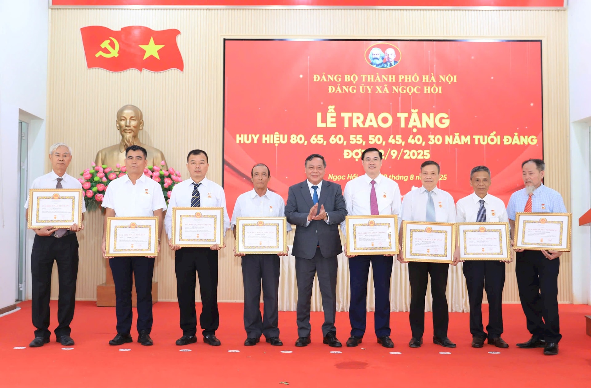 Phó Bí thư Thường trực Thành ủy Nguyễn Văn Phong trao Huy hiệu Đảng tại xã Ngọc Hồi- Ảnh 3.