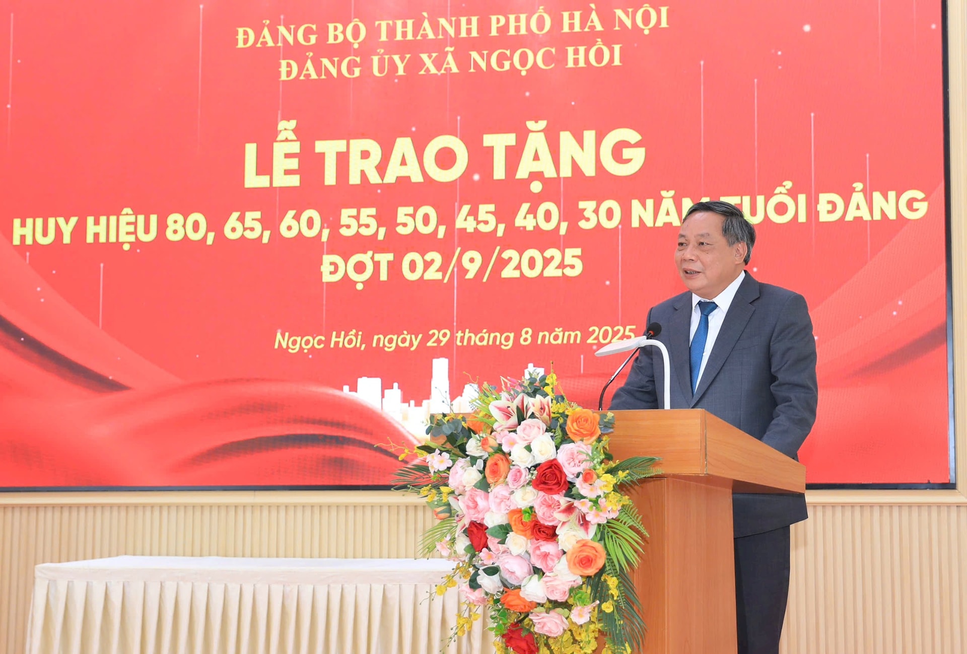 Phó Bí thư Thường trực Thành ủy Nguyễn Văn Phong trao Huy hiệu Đảng tại xã Ngọc Hồi- Ảnh 1.