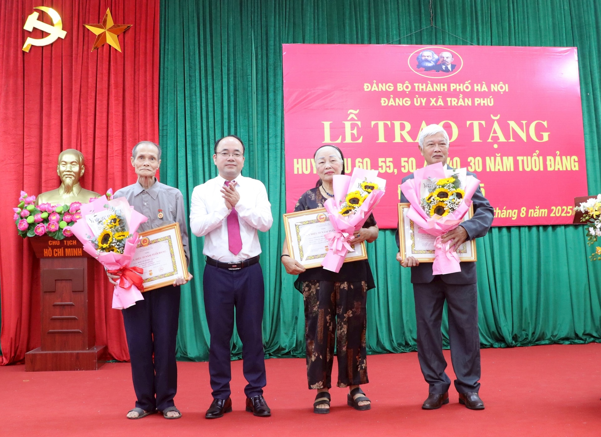 36 đảng viên Đảng ủy xã Trần Phú vinh dự nhận Huy hiệu Đảng đợt 2/9- Ảnh 2.