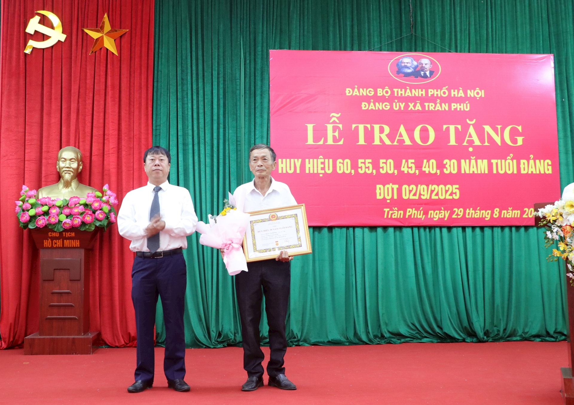 36 đảng viên Đảng ủy xã Trần Phú vinh dự nhận Huy hiệu Đảng đợt 2/9- Ảnh 3.