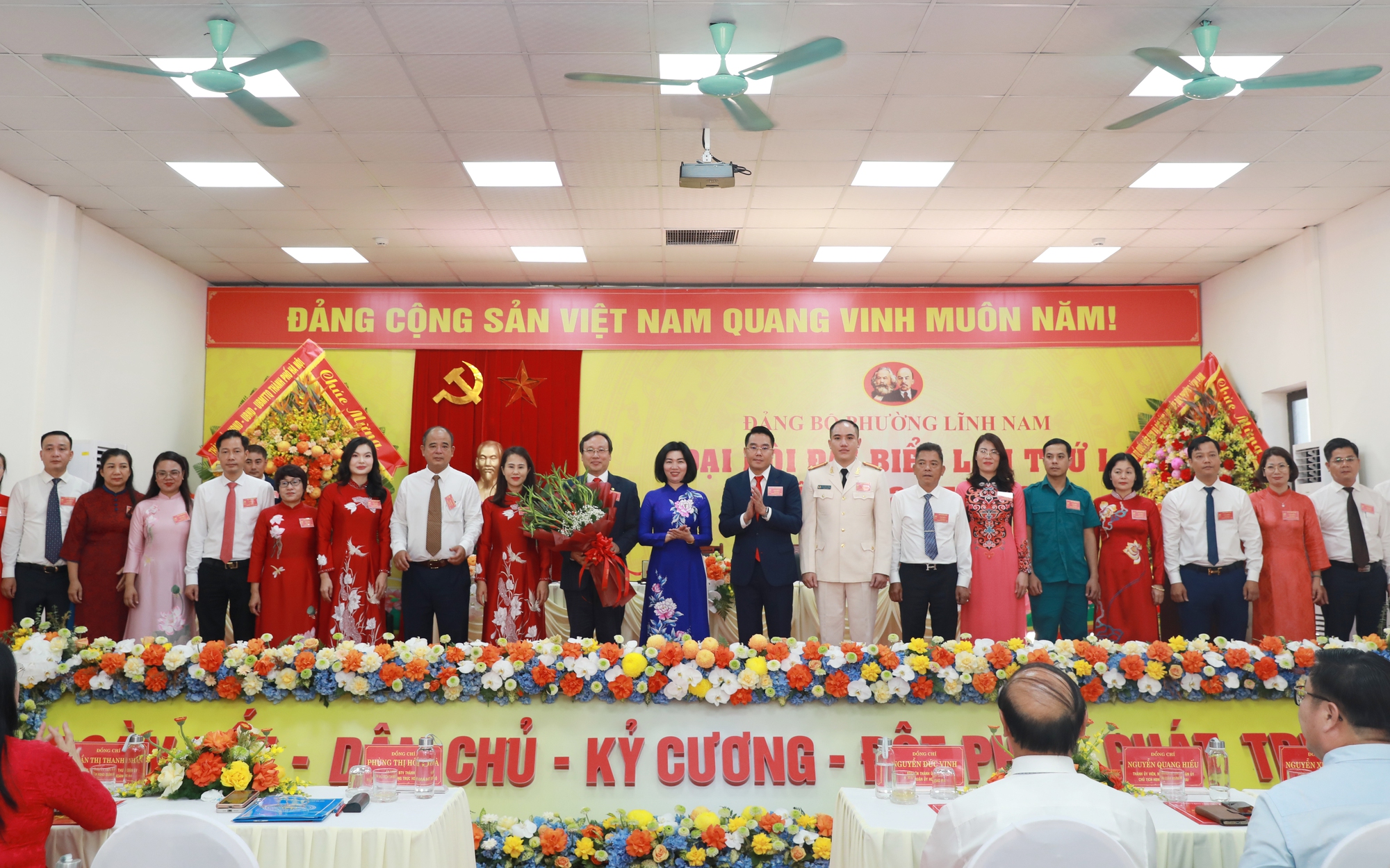 Phó Chủ tịch Thường trực HĐND Thành phố Phùng Thị Hồng Hà tặng hoa chúc mừng Ban Chấp hành Đảng bộ phường Lĩnh Nam, nhiệm kỳ 2025-2030