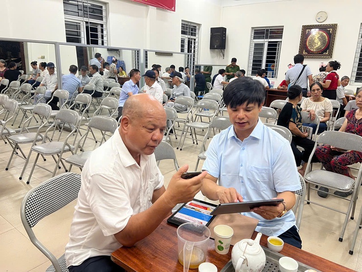 Xã Phù Đổng triển khai chiến dịch“45 ngày đêm ra quân hỗ trợ hoạt động chuyển đổi số tại các thôn TDP trong giai đoạn đầu vận hành mô hình chính quyền địa phương hai cấp”- Ảnh 2.