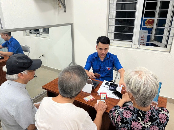 Xã Phù Đổng triển khai chiến dịch“45 ngày đêm ra quân hỗ trợ hoạt động chuyển đổi số tại các thôn TDP trong giai đoạn đầu vận hành mô hình chính quyền địa phương hai cấp”- Ảnh 3.