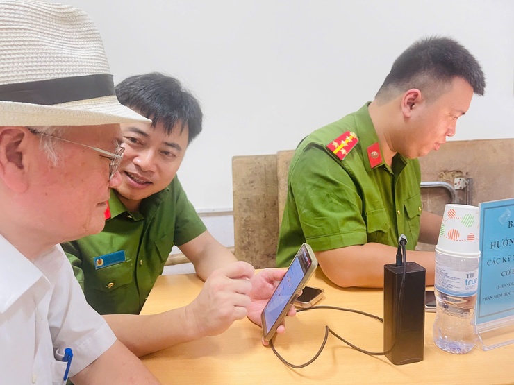 Xã Phù Đổng triển khai chiến dịch“45 ngày đêm ra quân hỗ trợ hoạt động chuyển đổi số tại các thôn TDP trong giai đoạn đầu vận hành mô hình chính quyền địa phương hai cấp”- Ảnh 4.