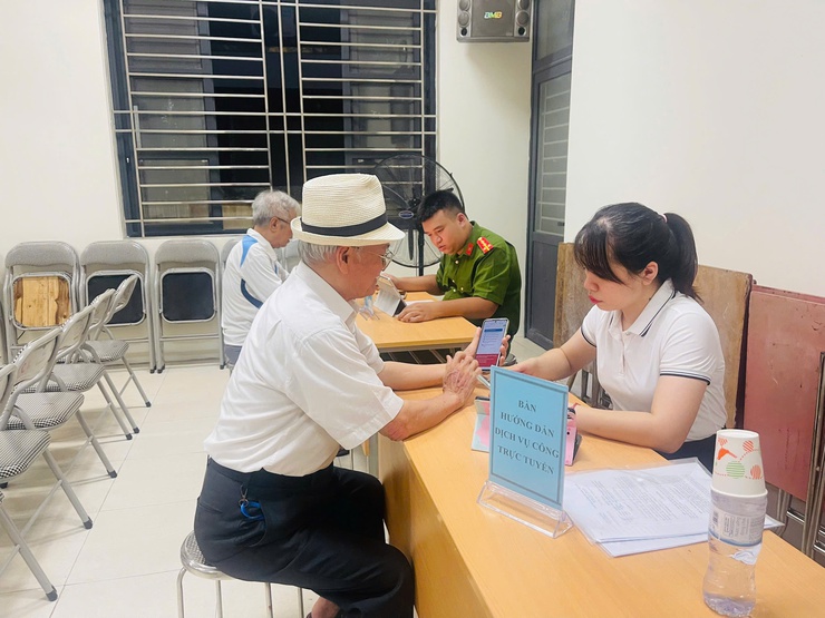 Xã Phù Đổng triển khai chiến dịch“45 ngày đêm ra quân hỗ trợ hoạt động chuyển đổi số tại các thôn TDP trong giai đoạn đầu vận hành mô hình chính quyền địa phương hai cấp”- Ảnh 5.