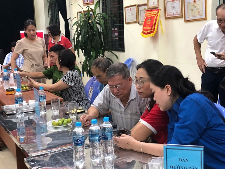 Xã Phù Đổng triển khai chiến dịch“45 ngày đêm ra quân hỗ trợ hoạt động chuyển đổi số tại các thôn TDP trong giai đoạn đầu vận hành mô hình chính quyền địa phương hai cấp”- Ảnh 6.